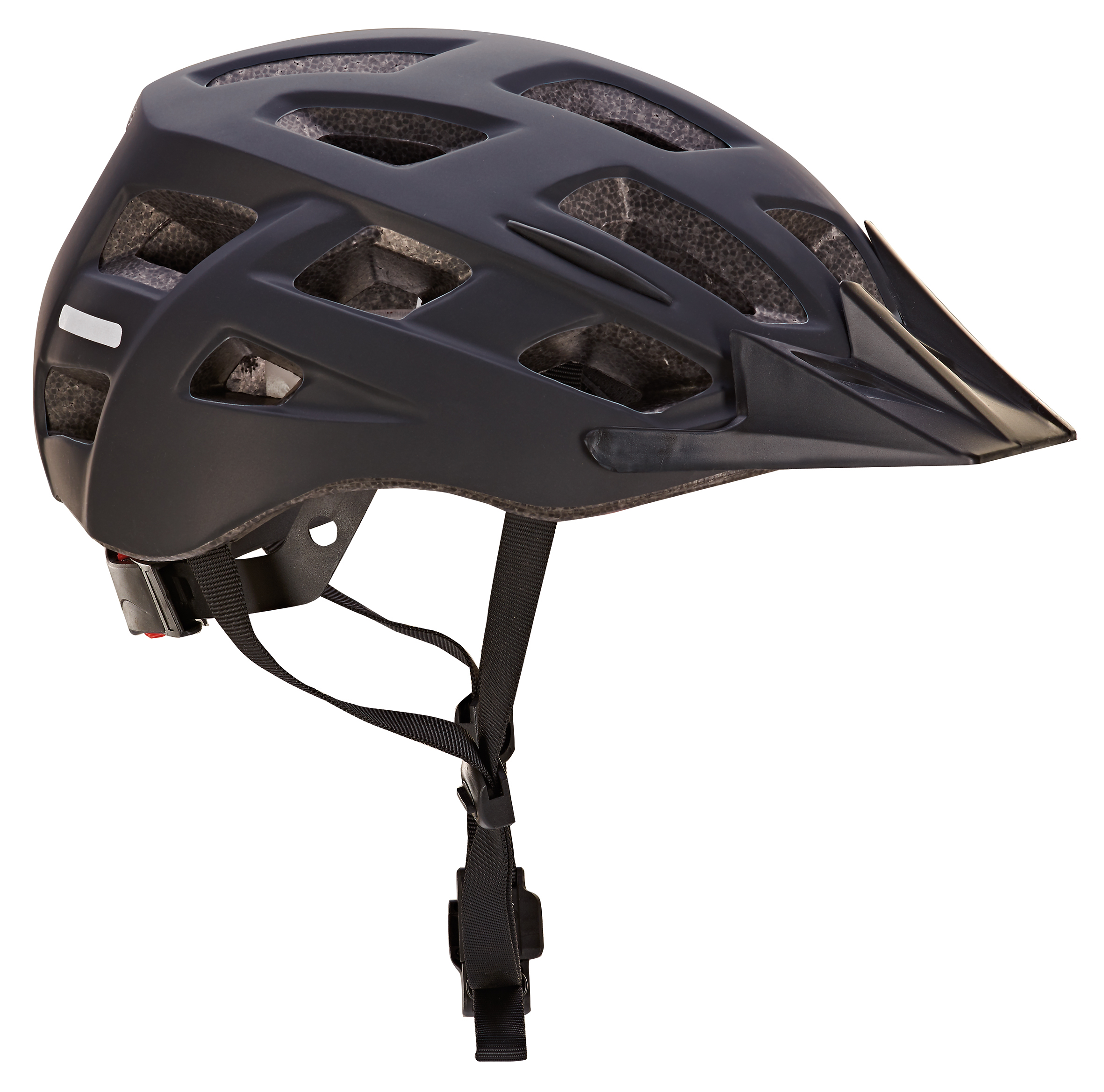 Ein schwarzer Fahrradhelm mit Belüftungsöffnungen und einem Visier, auf weißem Hintergrund. Der Helm hat einen Riemen und eine Verstellung.