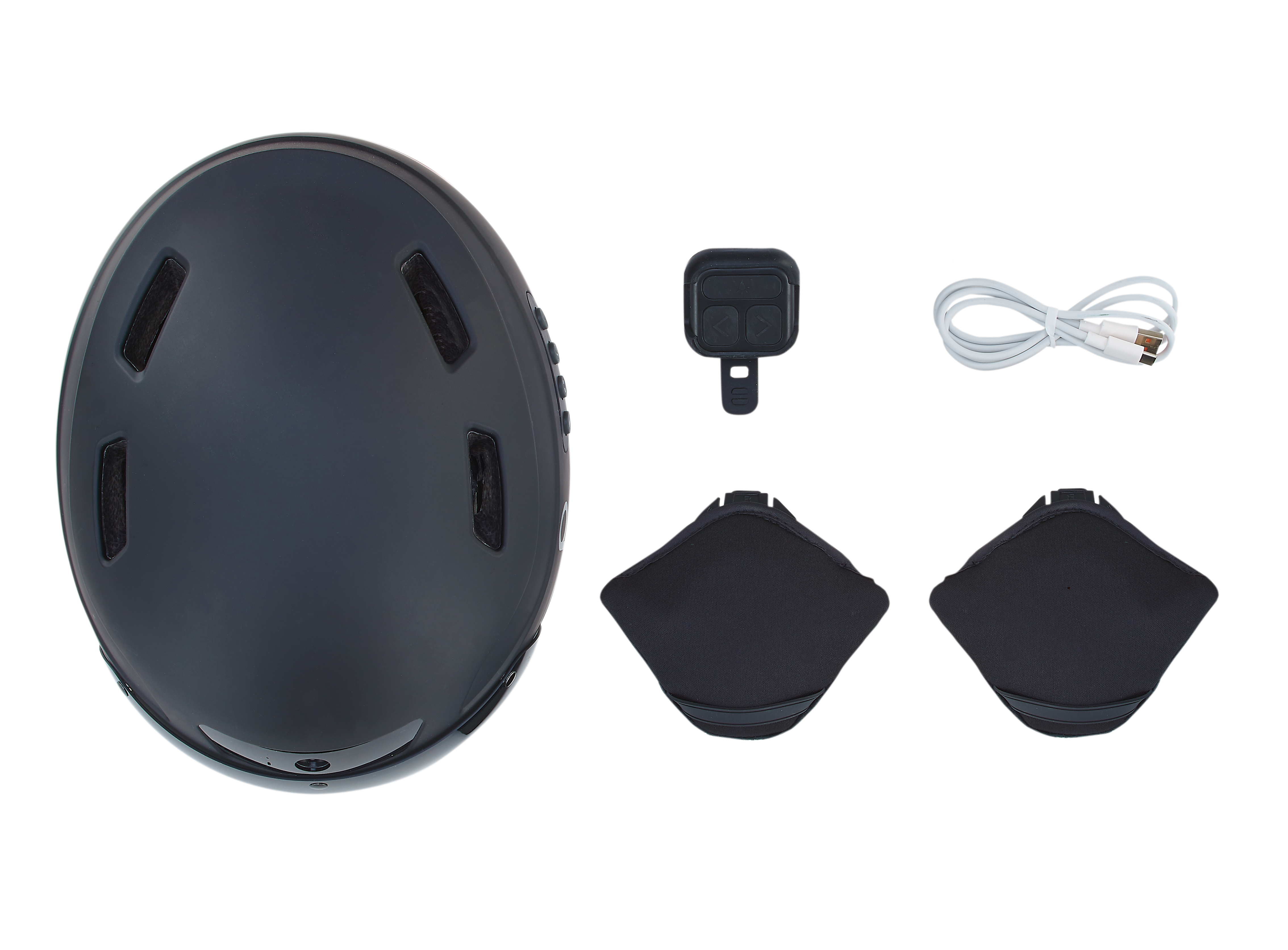 Schwarzer Helm mit Zubehör: Fernbedienung, Ohrpolster und ein weißes Kabel.