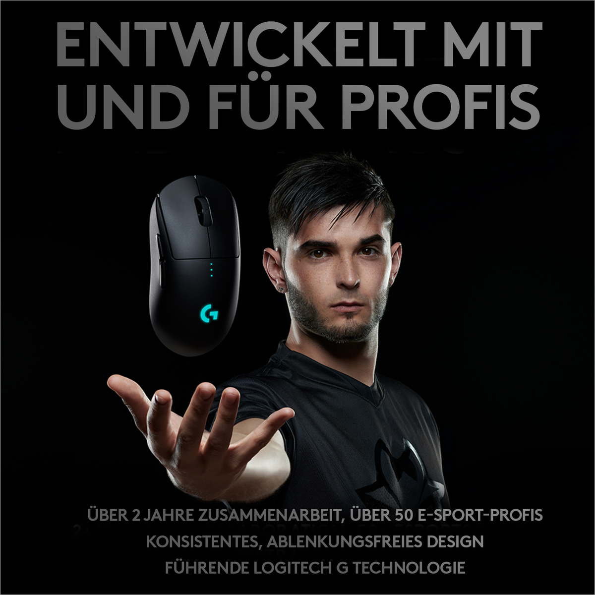 Mann hält eine schwarze drahtlose Maus. Text auf schwarzem Hintergrund.