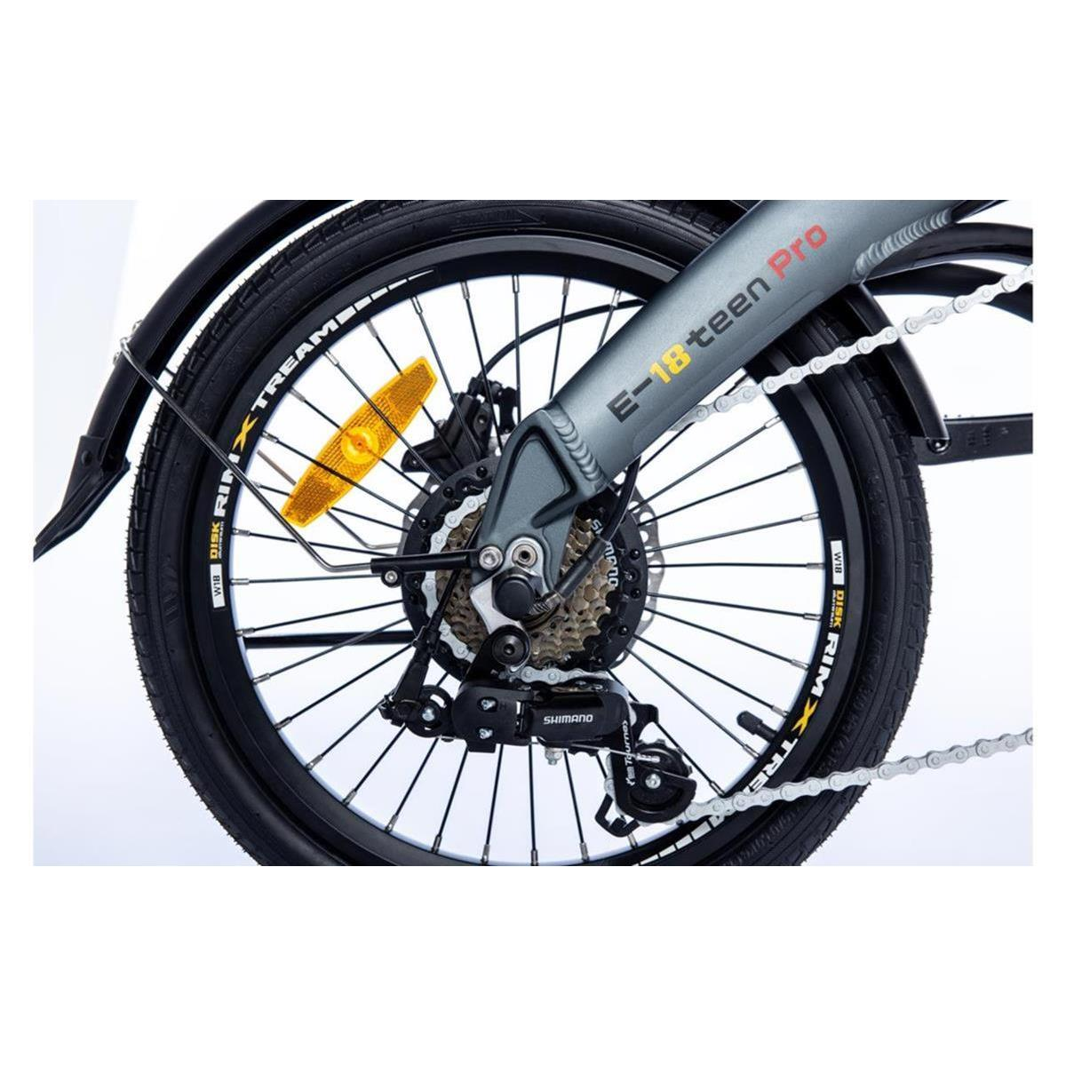 Primo piano di una ruota di bicicletta con dettagli degli ingranaggi.