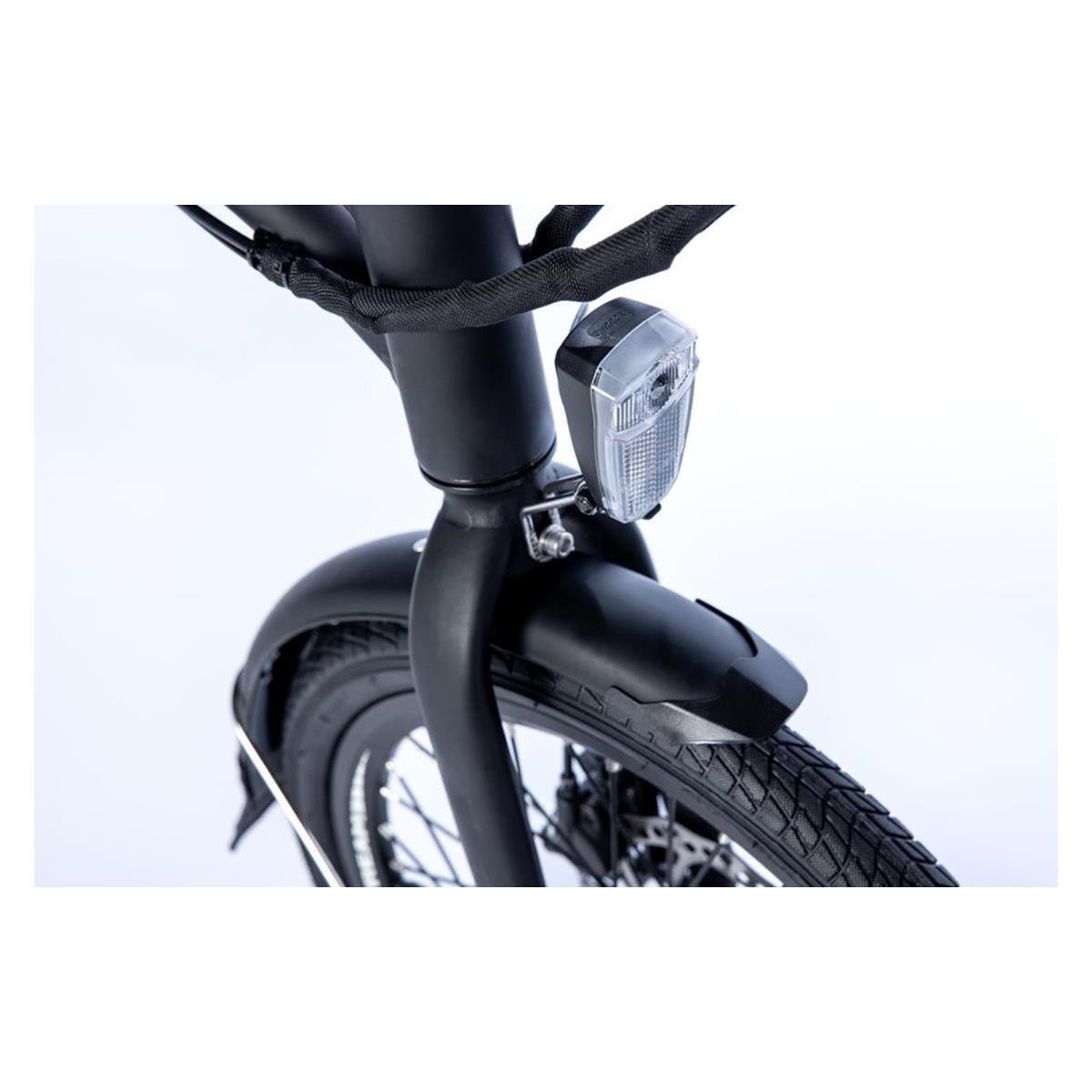 Primo piano della parte anteriore di una bicicletta nera con luce e pneumatico. Sfondo bianco.