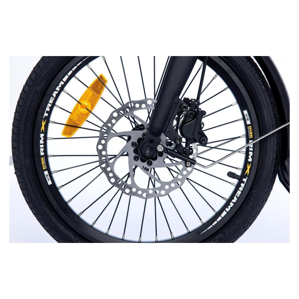 Primo piano di una ruota di bicicletta con freni a disco e un catarifrangente giallo.