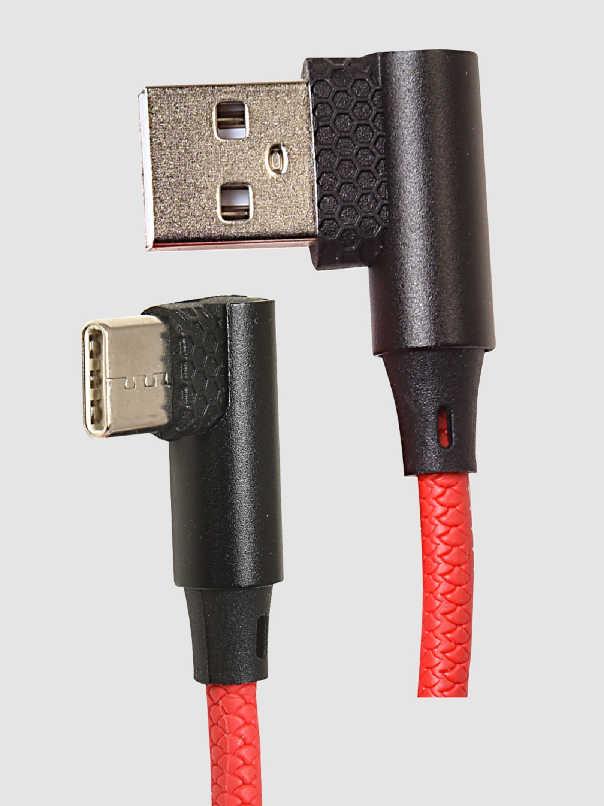 Schwarzes und rotes USB-Kabel. Ein Ende ist USB-A, das andere USB-C. Winkelverbinder.