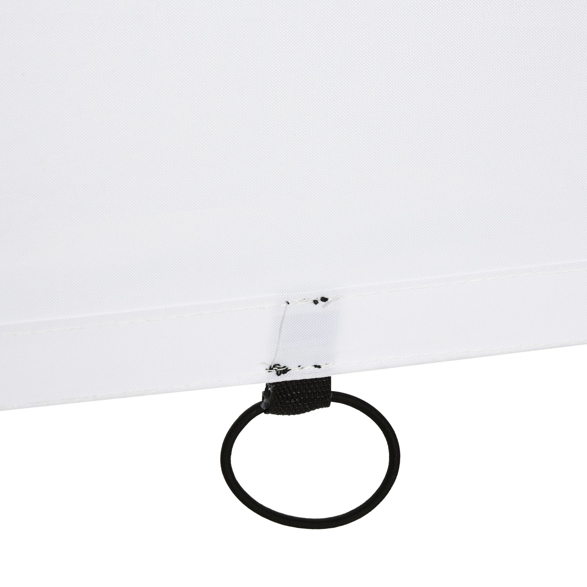 Tela blanca con un anillo negro adjunto, toma de detalle, sobre un fondo blanco.