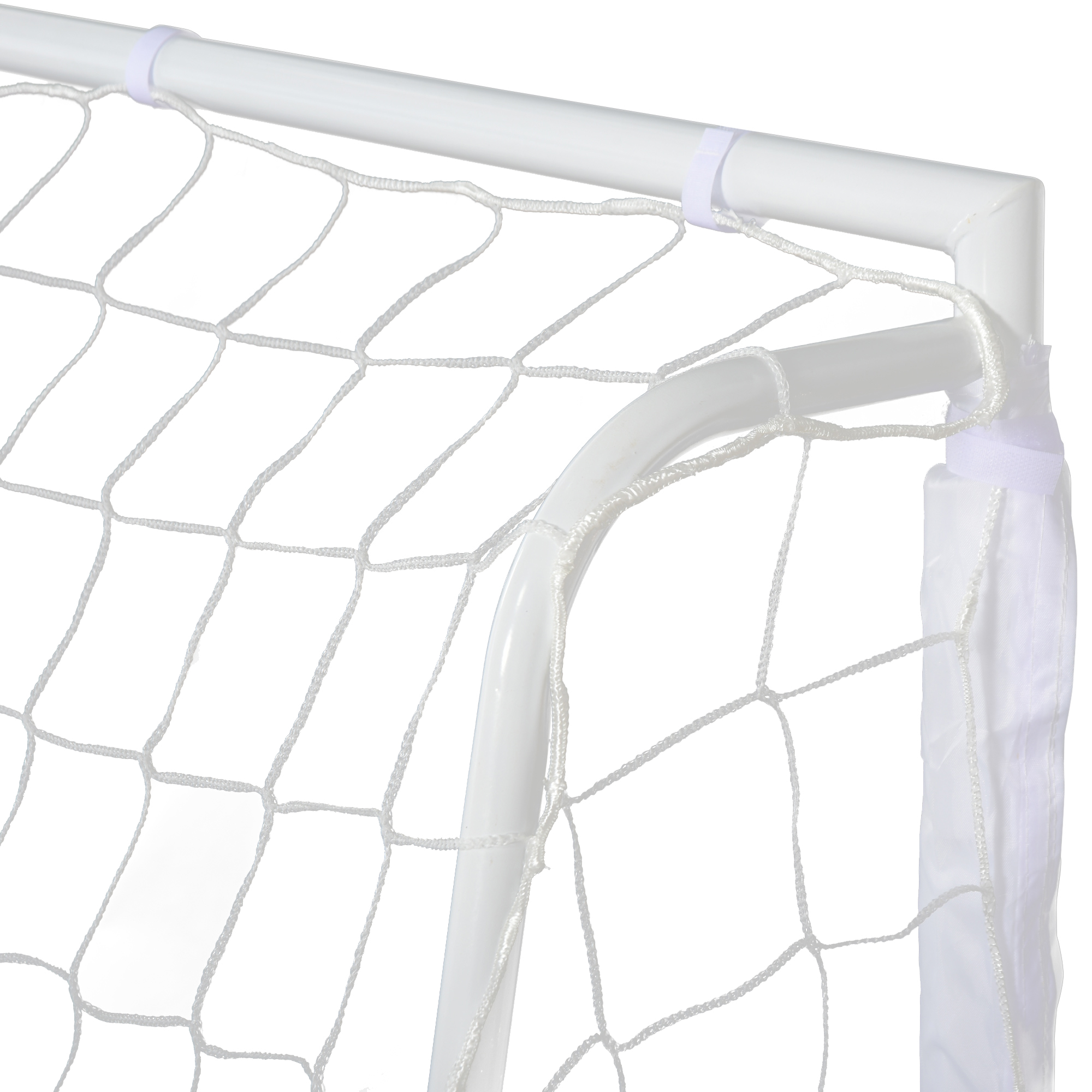 Primer plano de una red y marco de portería de fútbol blancos sobre fondo blanco.