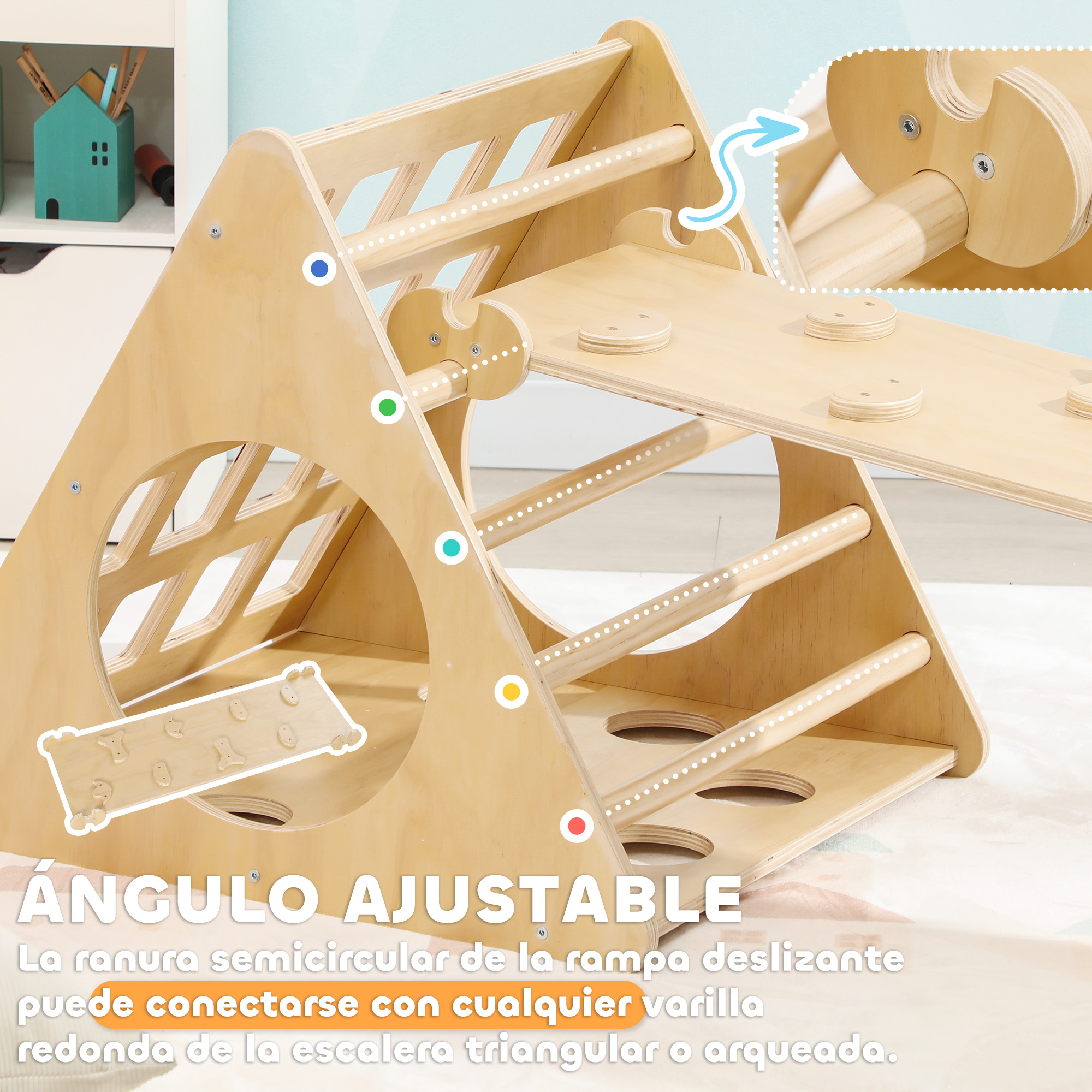 Estructura de escalada de madera. Tiene forma triangular con agarres. Rampa y escalera visibles.