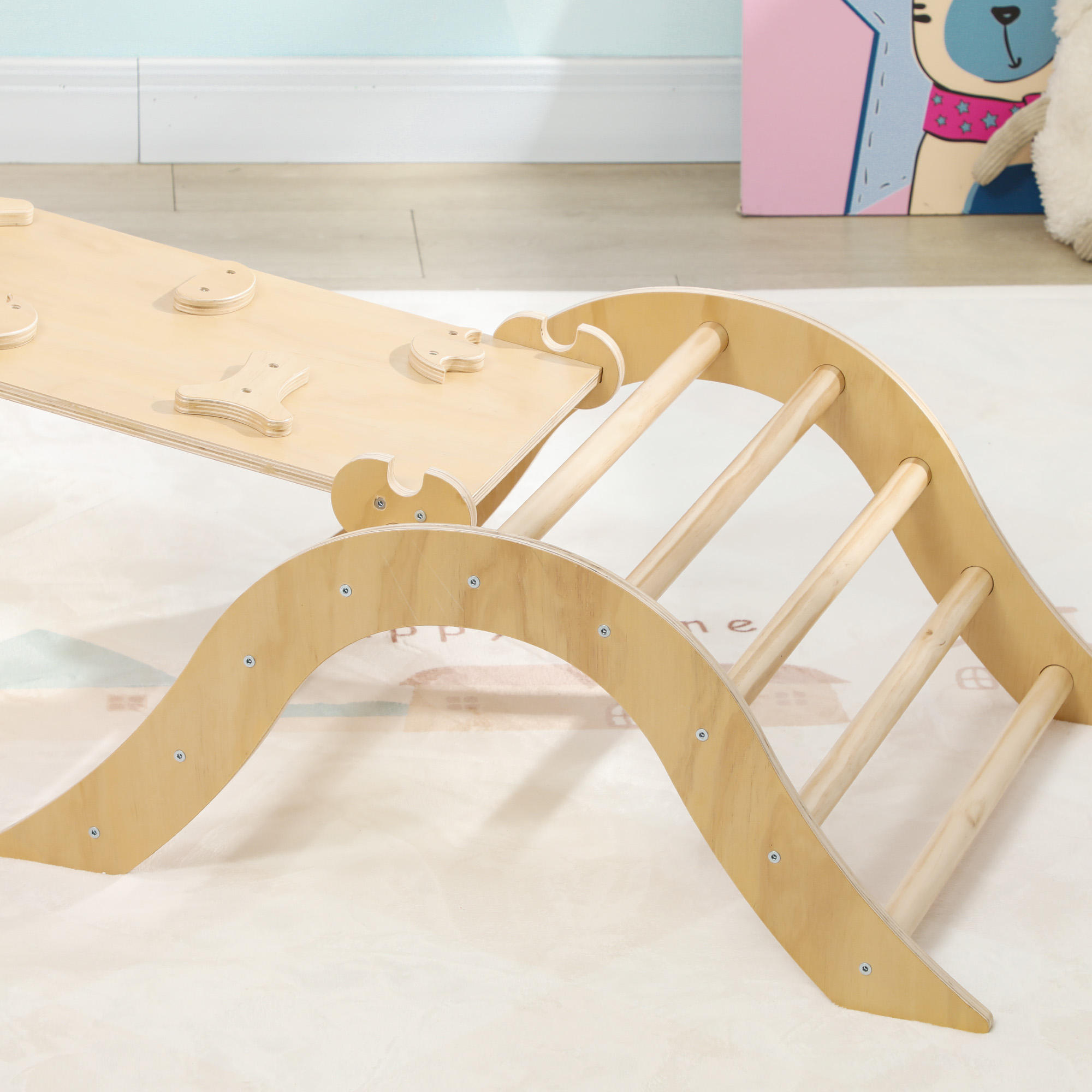Arco y rampa de escalada de madera sobre superficie suave, para niños.