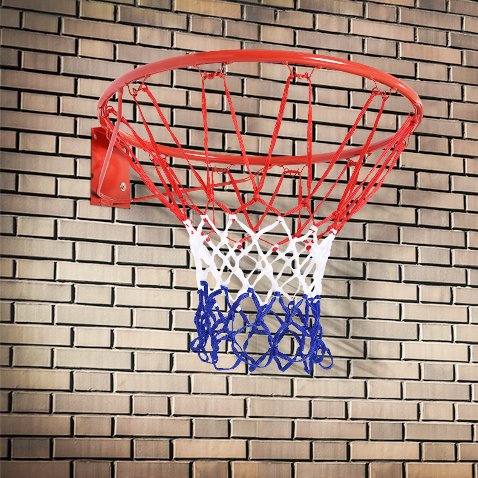 Aro de baloncesto con marco rojo y red roja, blanca y azul en pared ladrillo.