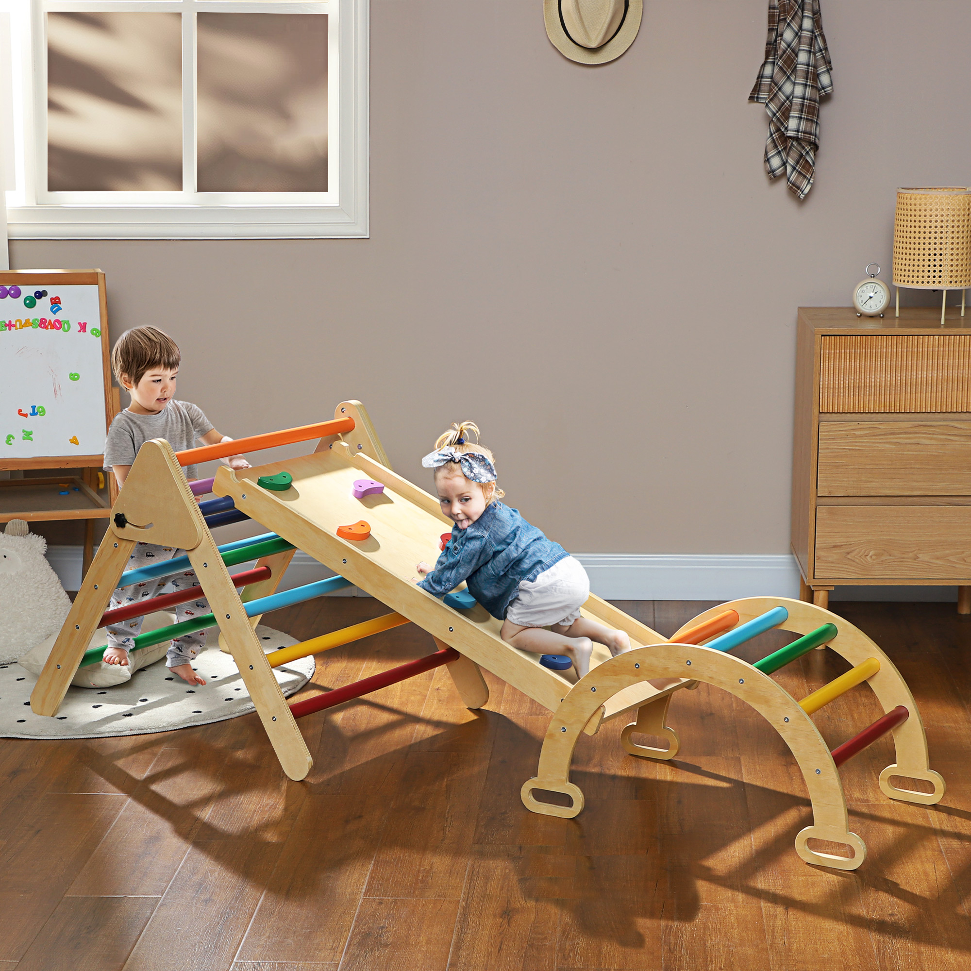 Dos niños juegan en una estructura de escalada de madera con rampa y barras de colores.