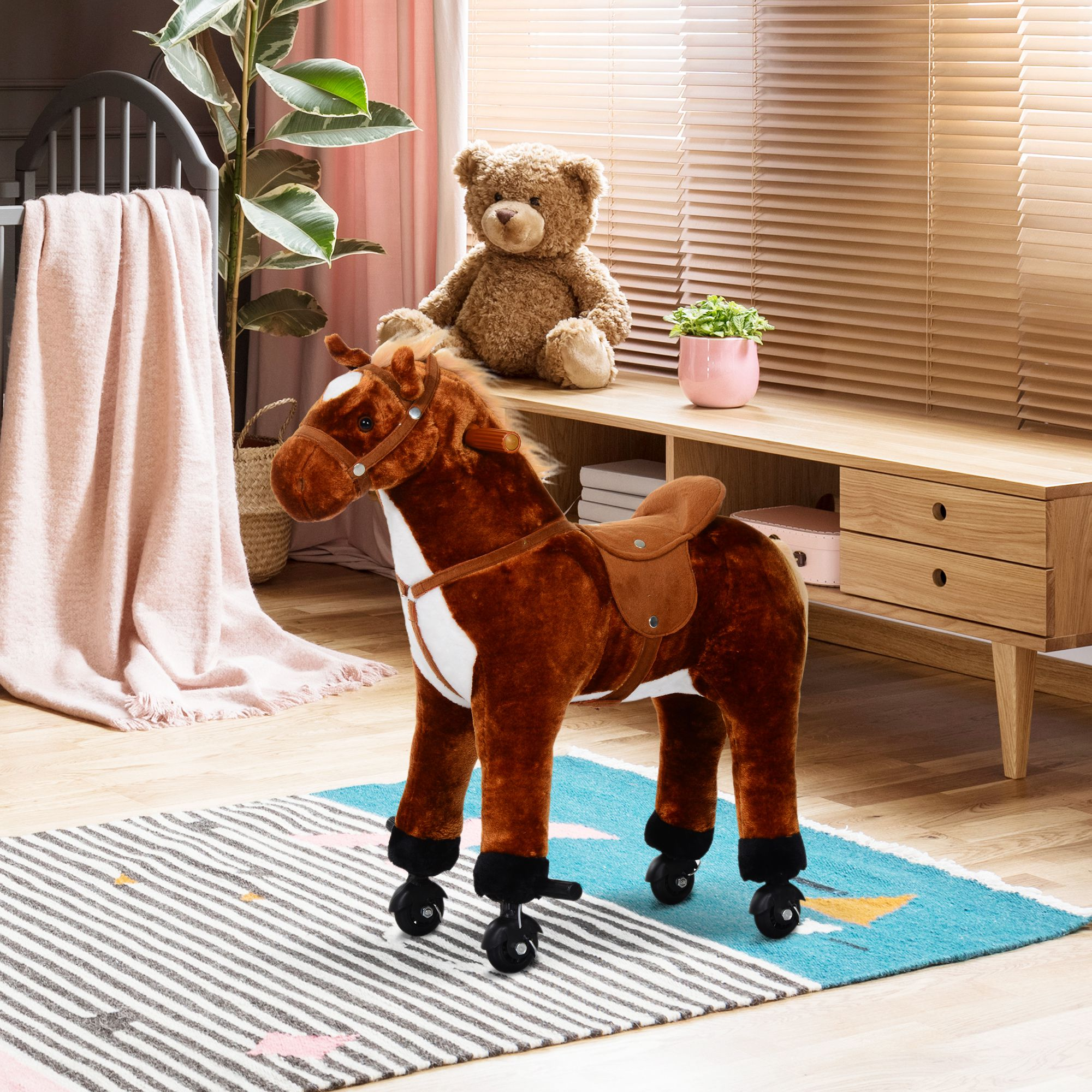 Un caballo de juguete con silla de montar y ruedas en una alfombra, con un osito de peluche detrás.