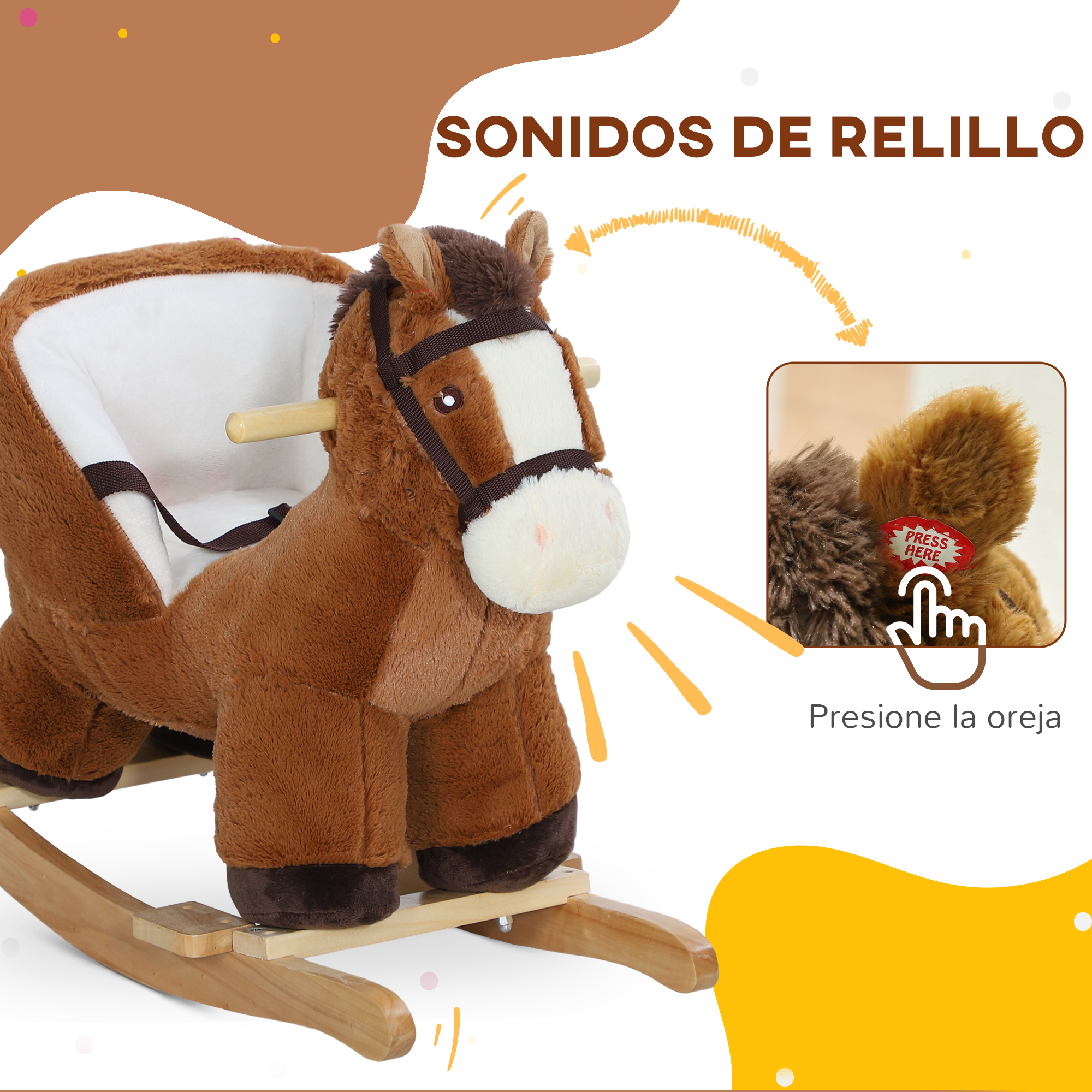 Un caballo balancín marrón con cuerpo de felpa y asiento blanco. Una mano presiona la oreja para escuchar sonido.