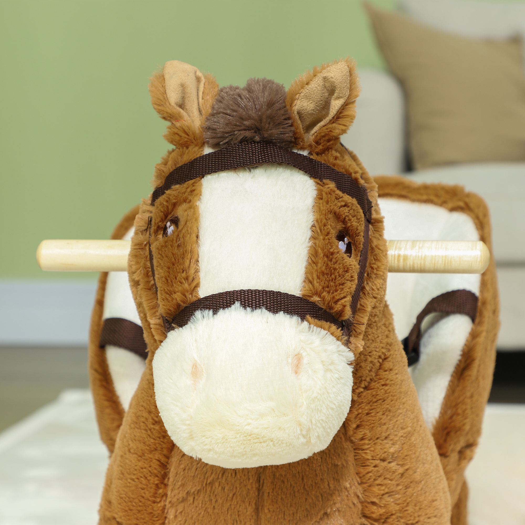 Un cavallo a dondolo in peluche con pelliccia marrone e viso bianco, su un tappeto.