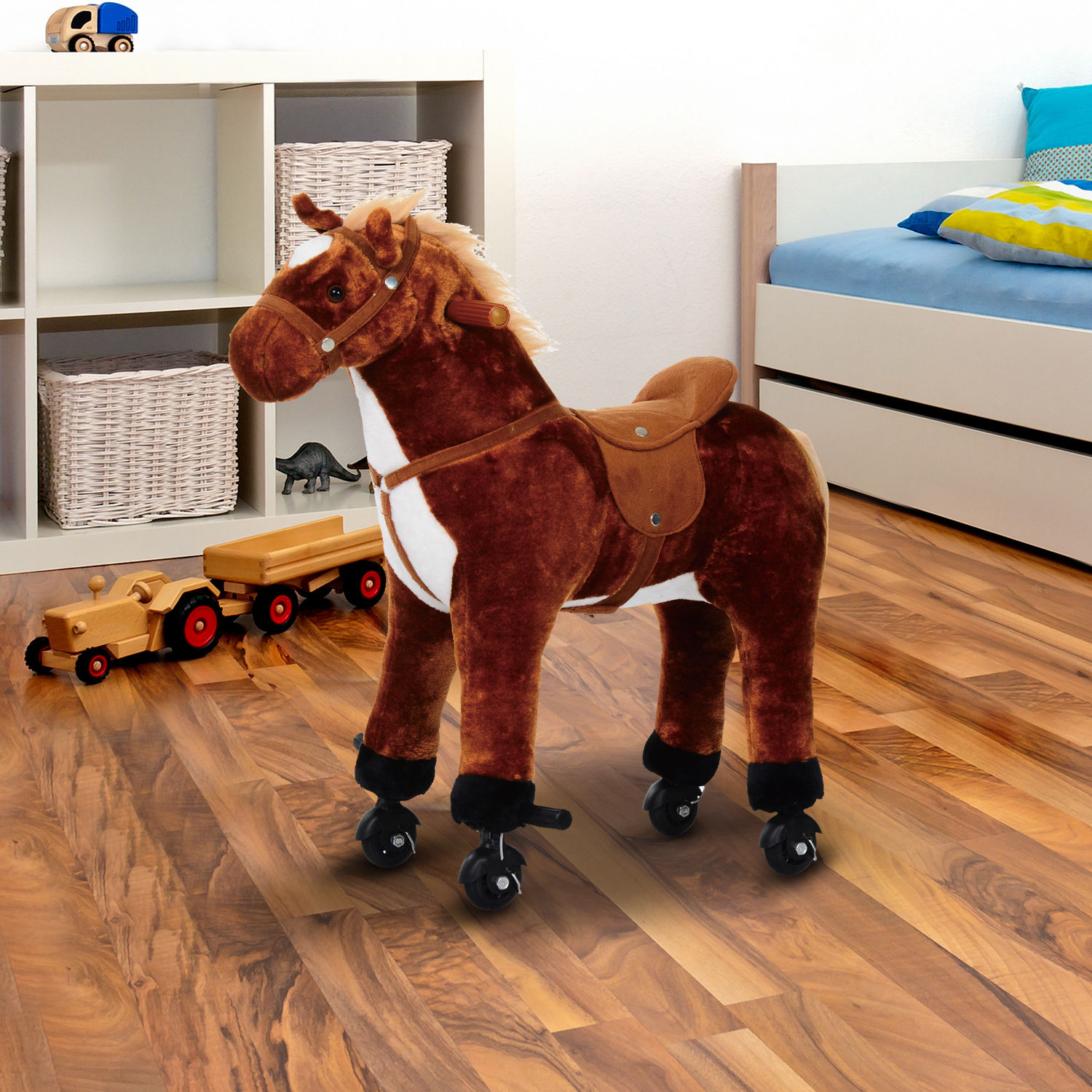 Un caballito balancín marrón sobre ruedas. Habitación infantil con juguetes y muebles.