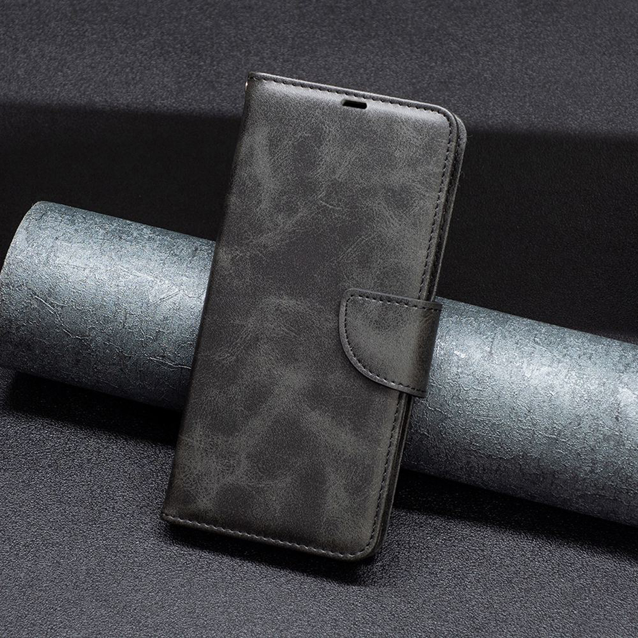 Étui de téléphone en cuir gris fermé. Il a un fermoir magnétique.