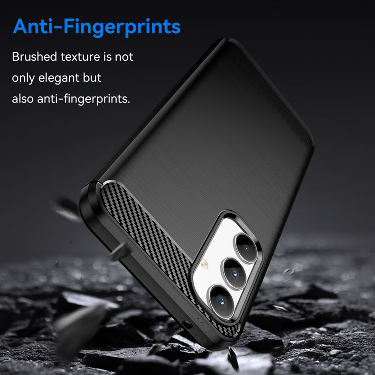 Coque de téléphone noire avec surface texturée. La coque est légèrement inclinée, montrant la zone de la caméra.