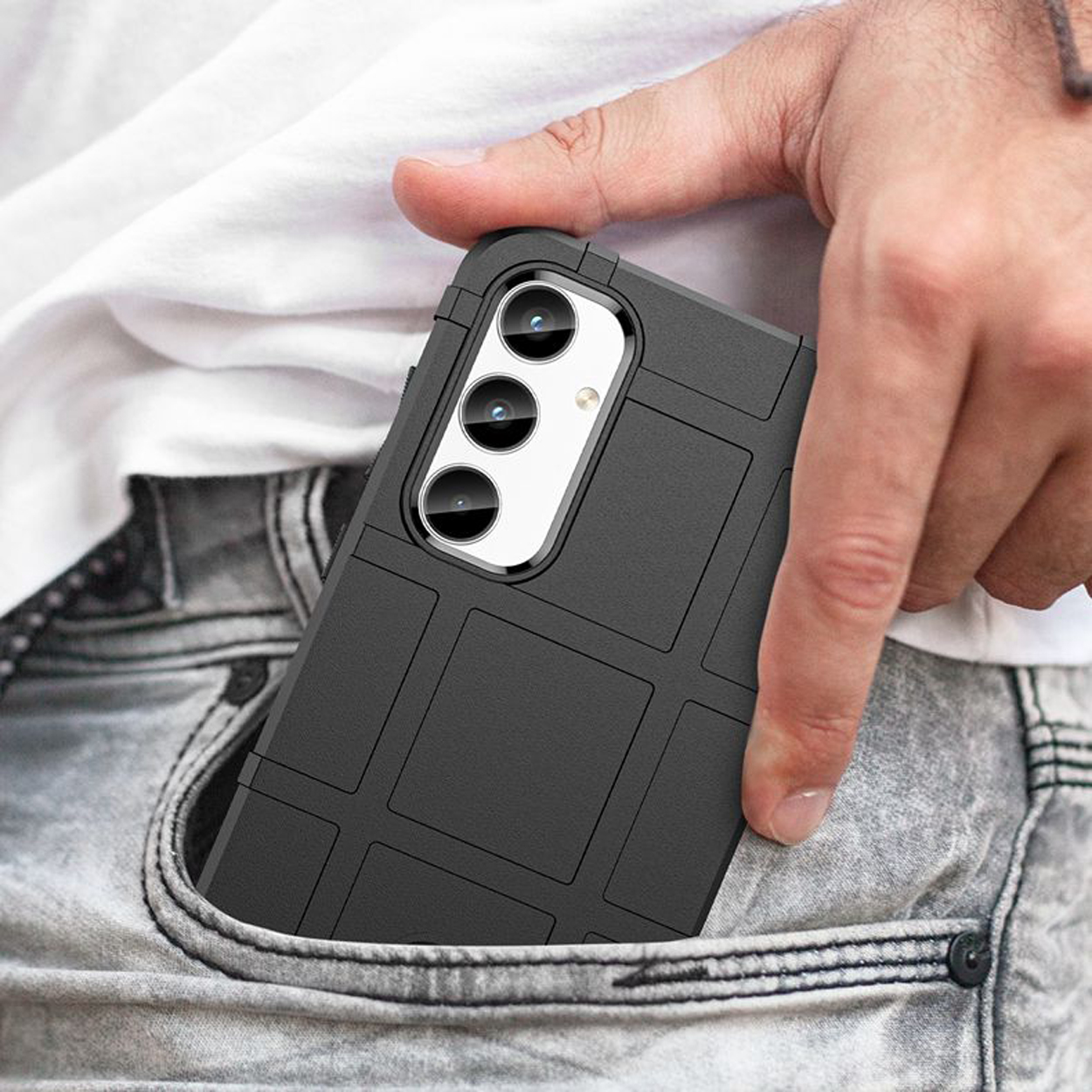 Een zwarte telefoonhoes met een robuust ontwerp in een zak.
