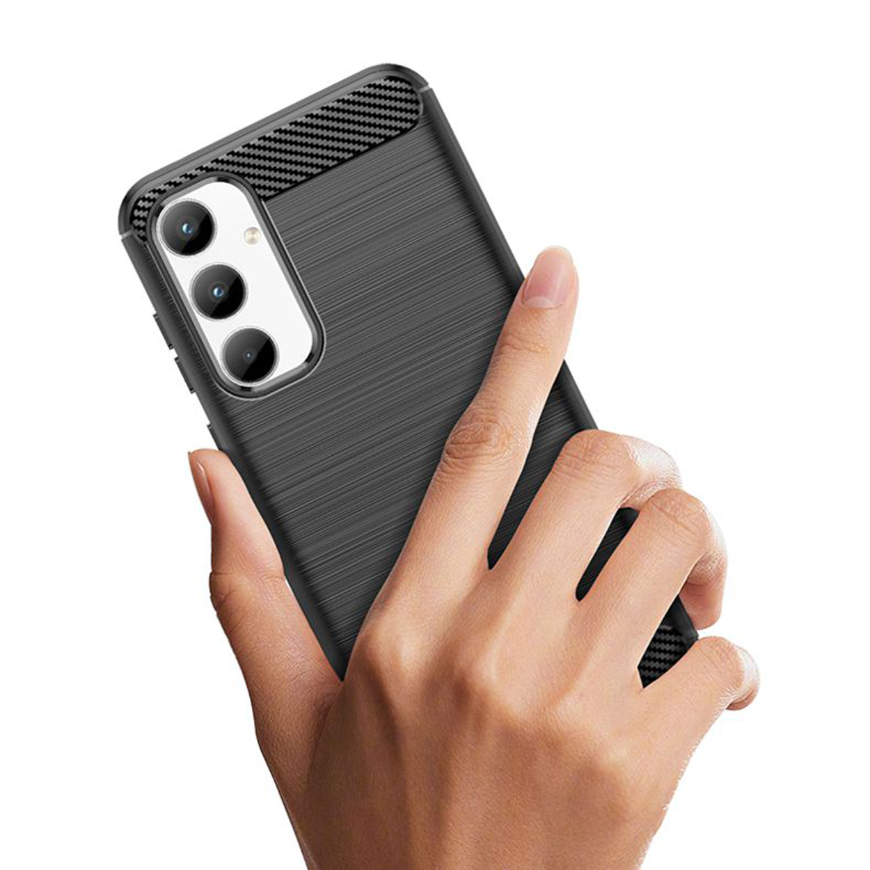 Main tenant une coque noire avec un aspect fibre de carbone texturé, sur une surface sombre.