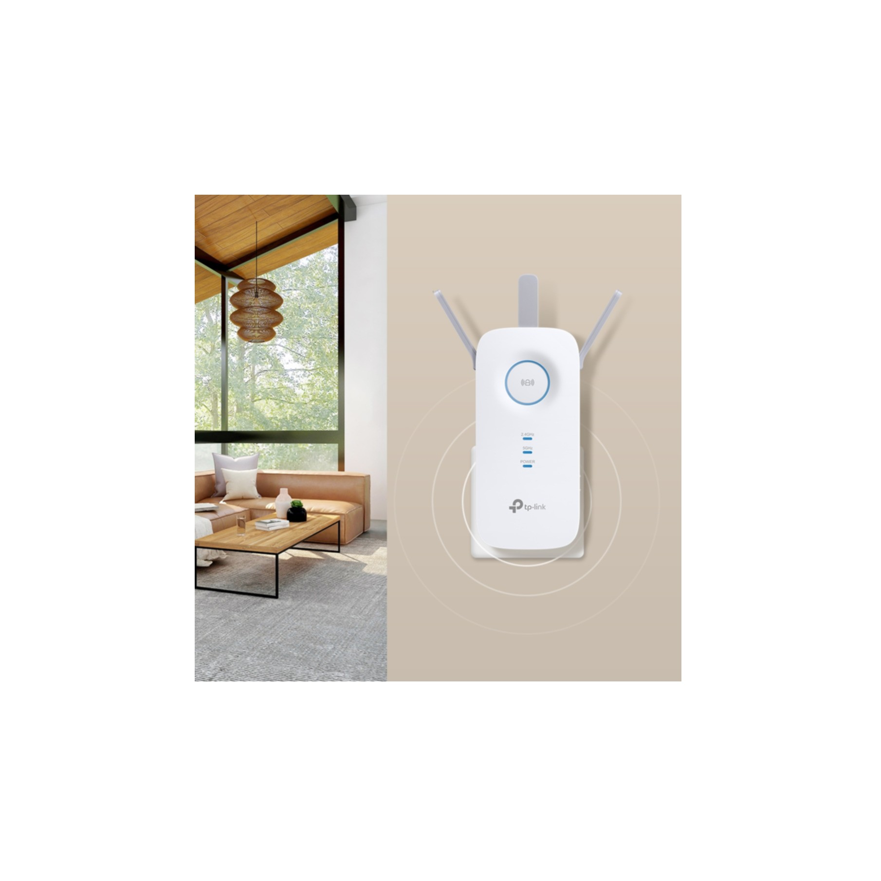 Weißer TP-Link-Extender an einer beigefarbenen Wand mit Innenansicht eines Wohnzimmers.