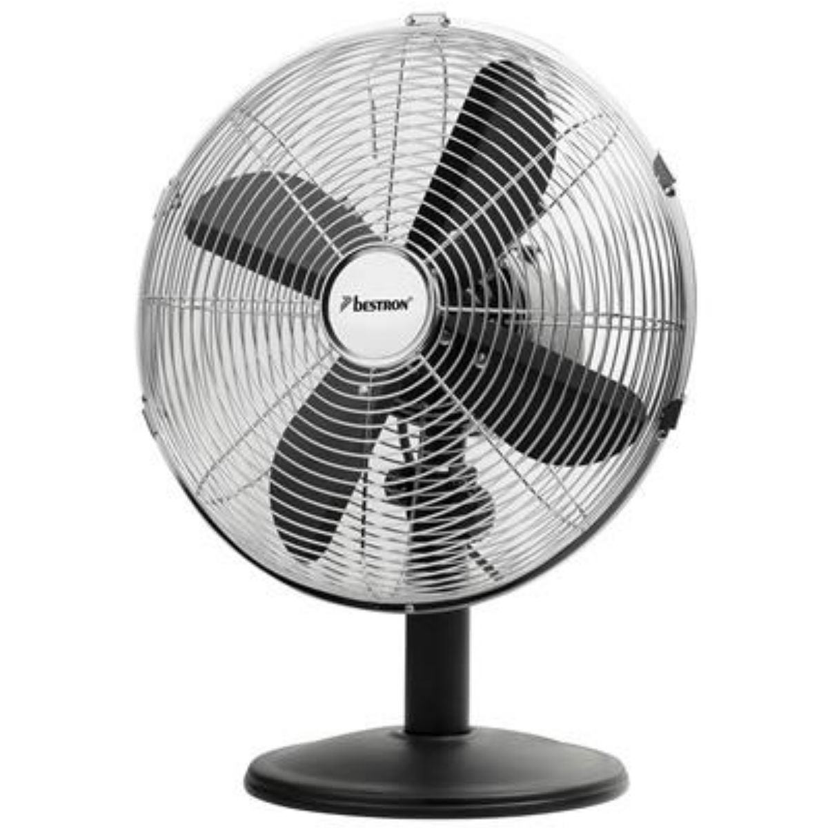 Un ventilatore oscillante in metallo cromato con pale nere su una base nera.