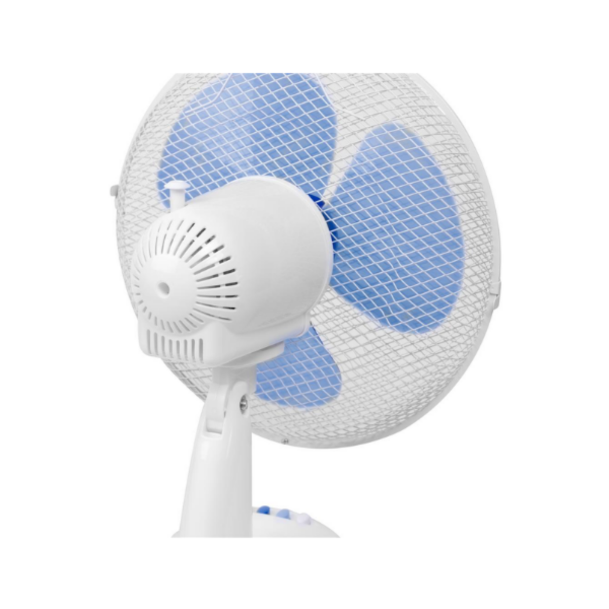 Biały wentylator elektryczny z niebieskimi łopatkami i kratką ochronną. Na białym tle.
