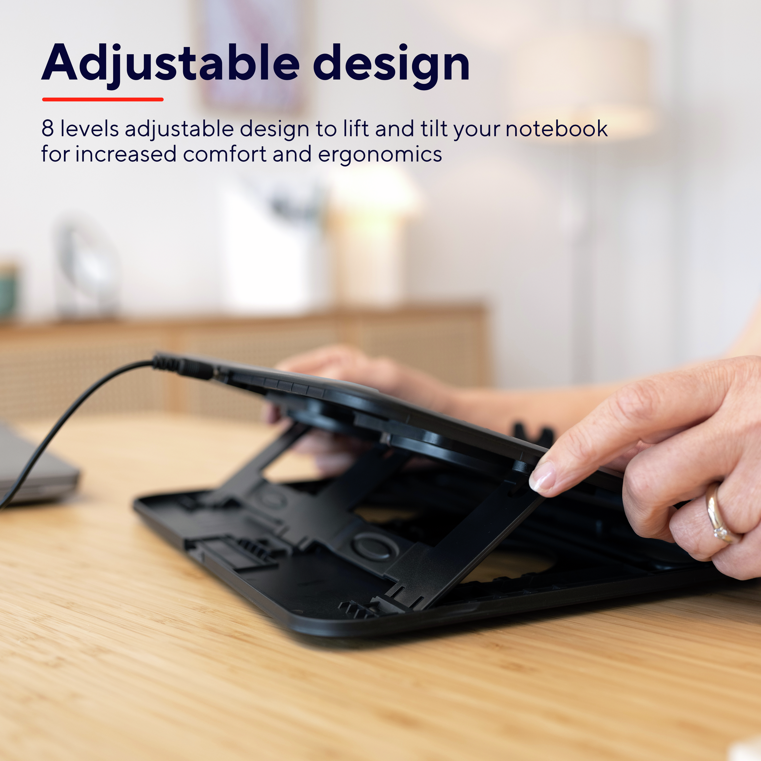 Schwarzer Laptopständer mit verstellbarem Design, eine Hand stellt ihn ein.