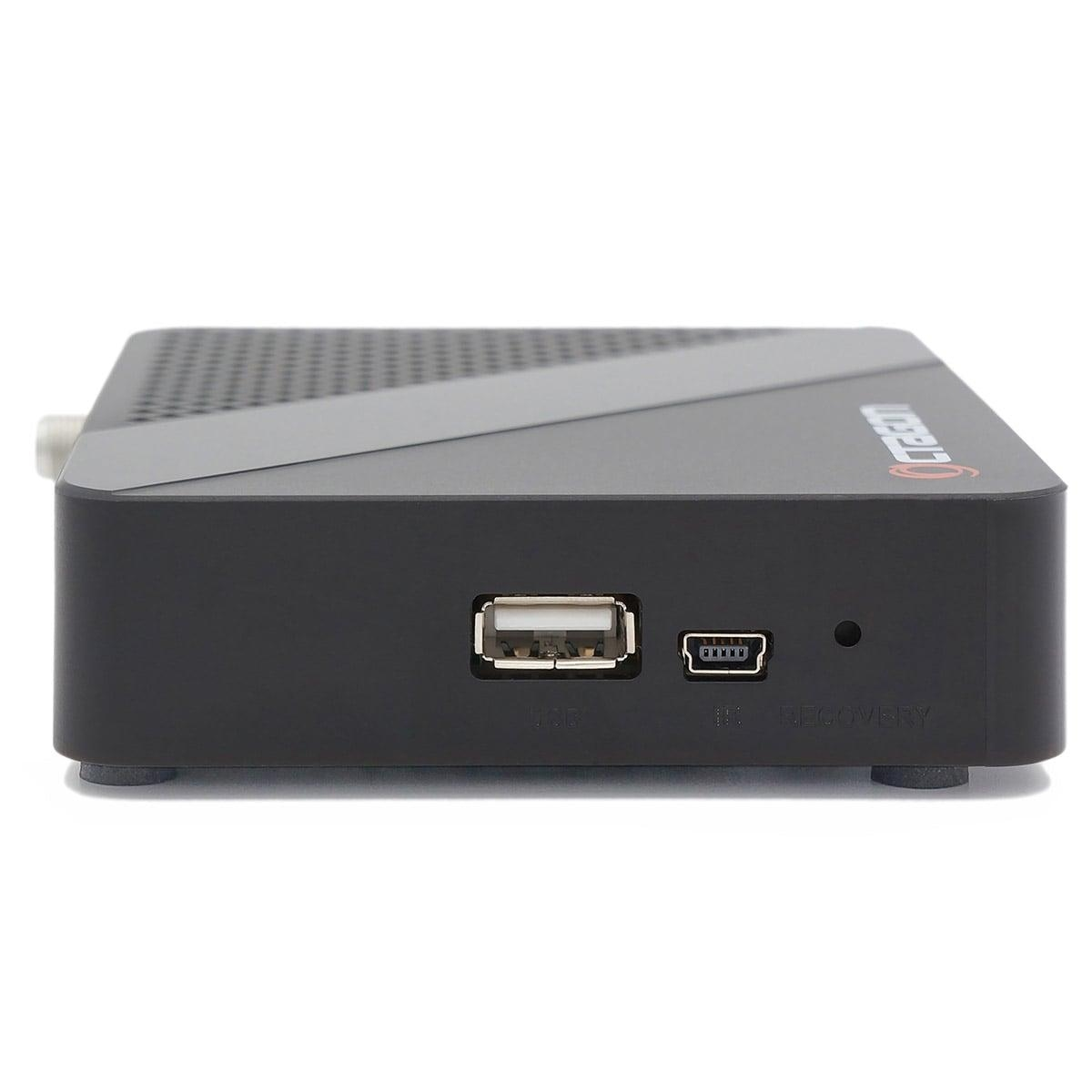Schwarze Set-Top-Box mit Anschlüssen. USB, HDMI und Antenne. Weißer Hintergrund.