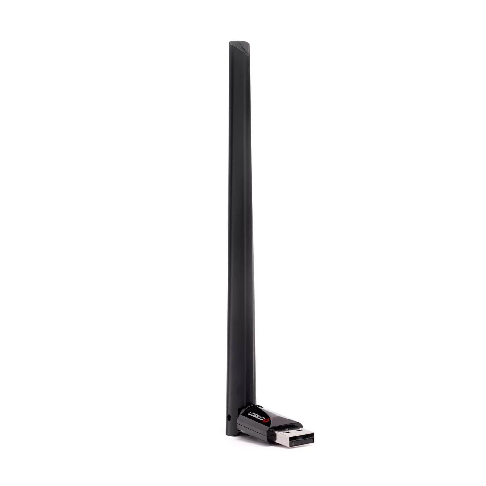 Schwarzer USB-WLAN-Adapter mit Antenne, an einen USB-Anschluss angeschlossen, isoliert.