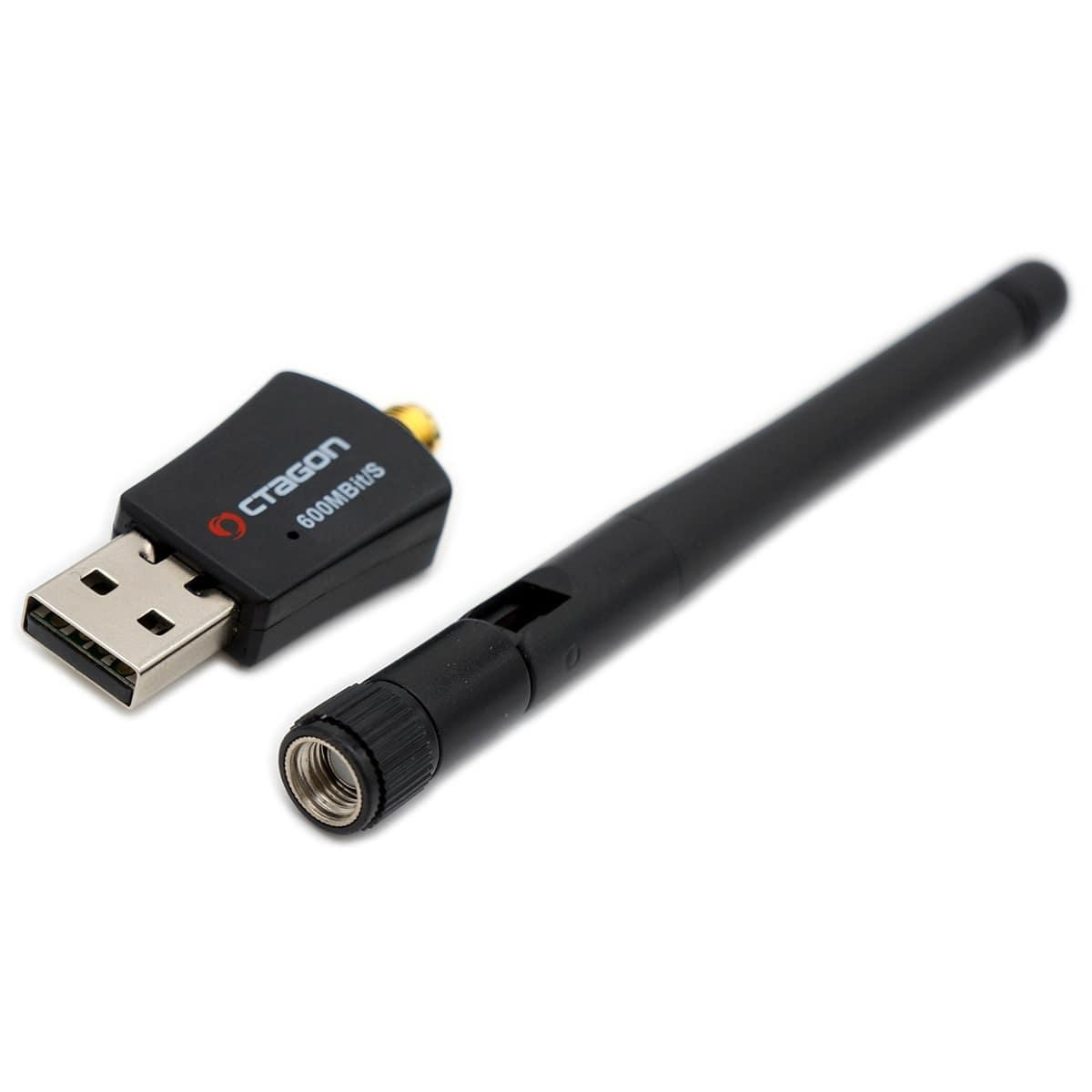 Ein schwarzer USB-WLAN-Adapter mit Antenne. Der Adapter hat einen USB-Anschluss und ist auf weißem Hintergrund.