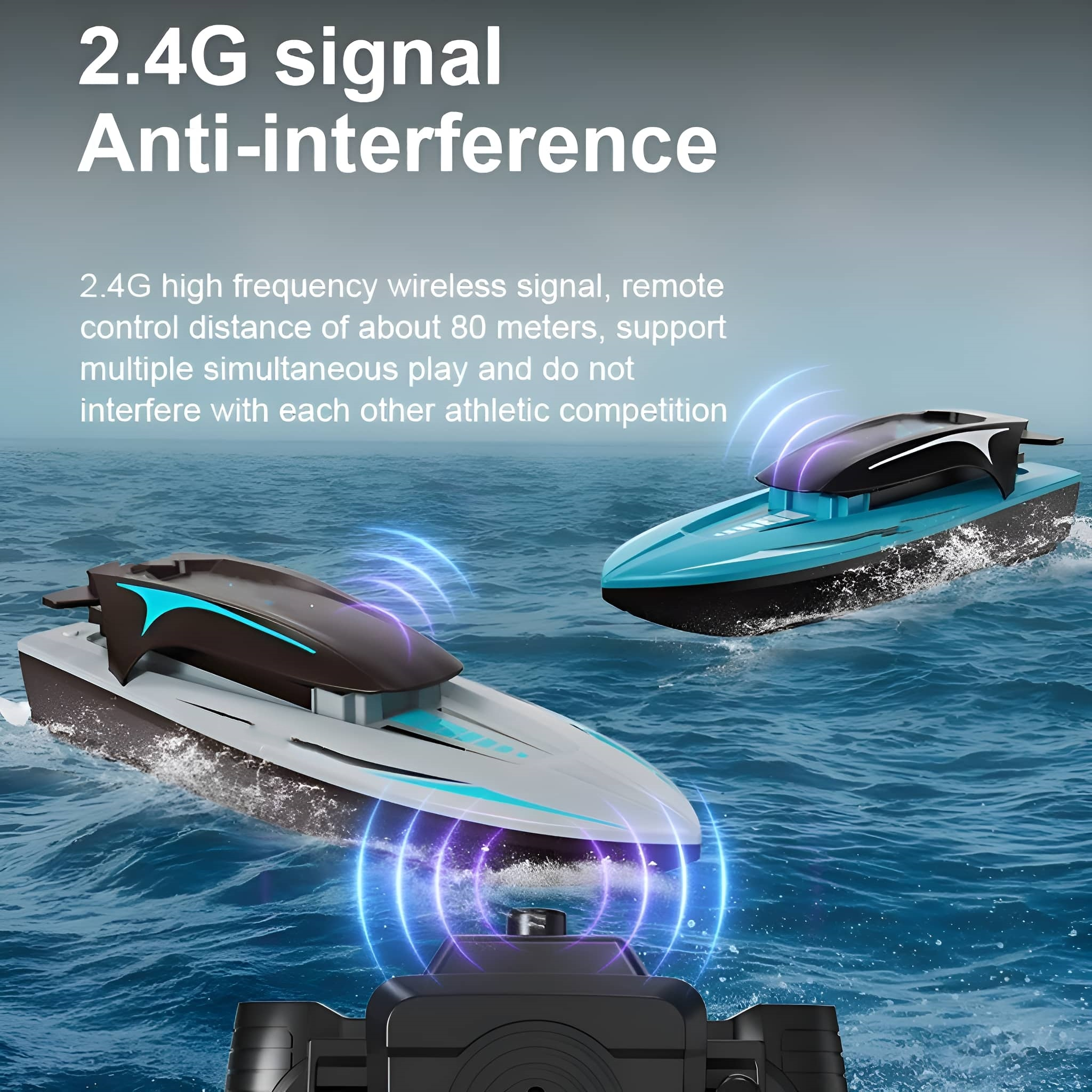 Zwei Spielzeugboote im Wasser, mit einem Steuergerät im Vordergrund und Text über Störungsfreiheit.