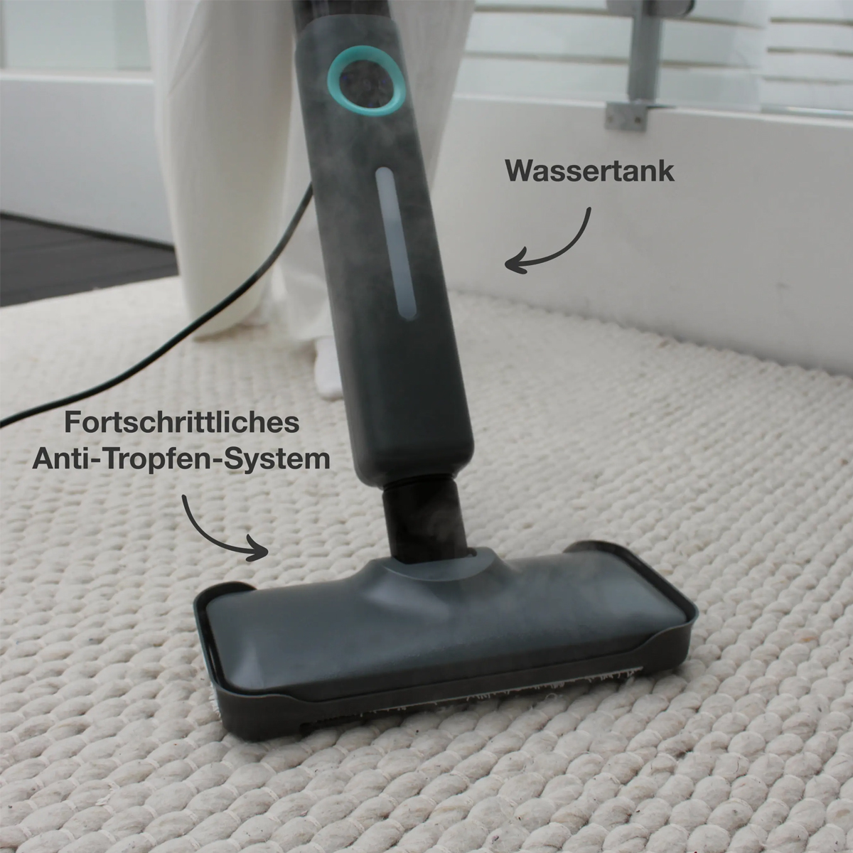 Ein Dampfreiniger auf einem weißen Teppich. Text sagt: Fortschrittliches Anti-Tropfen-System und Wassertank.