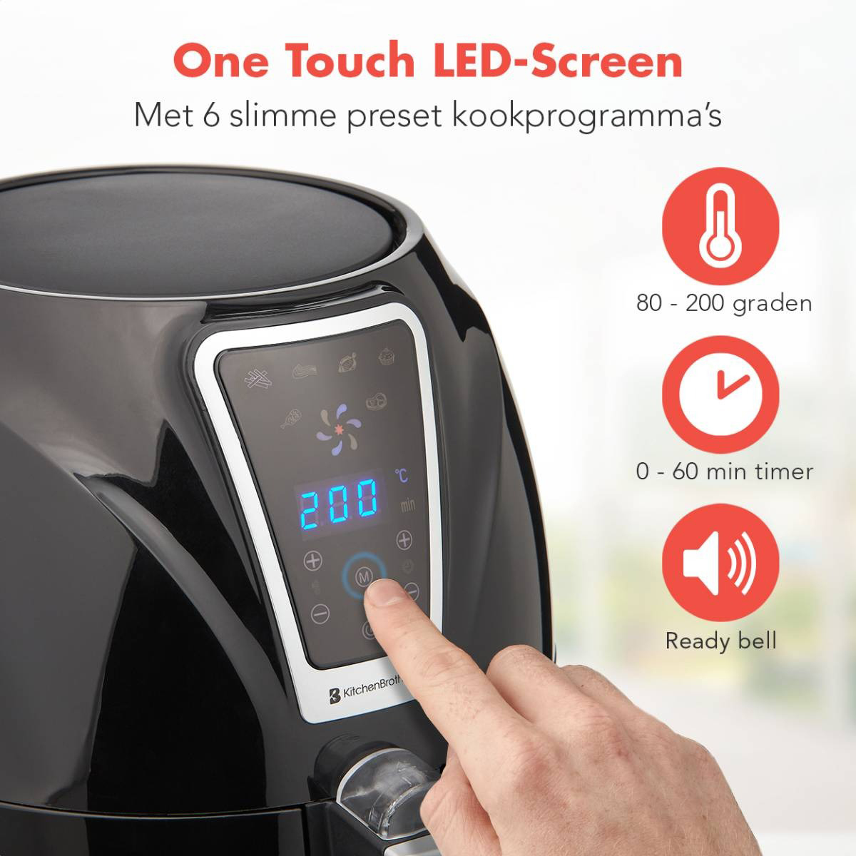 Zwarte airfryer met digitaal display, een hand die naar een knop wijst.