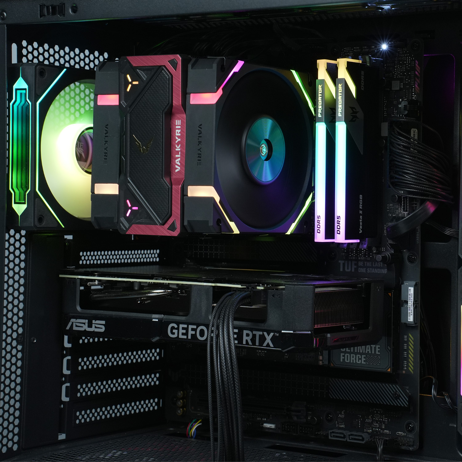 Carcasa de PC abierta con componentes: refrigerador, ventiladores, RAM, GPU y cables. Luces visibles.