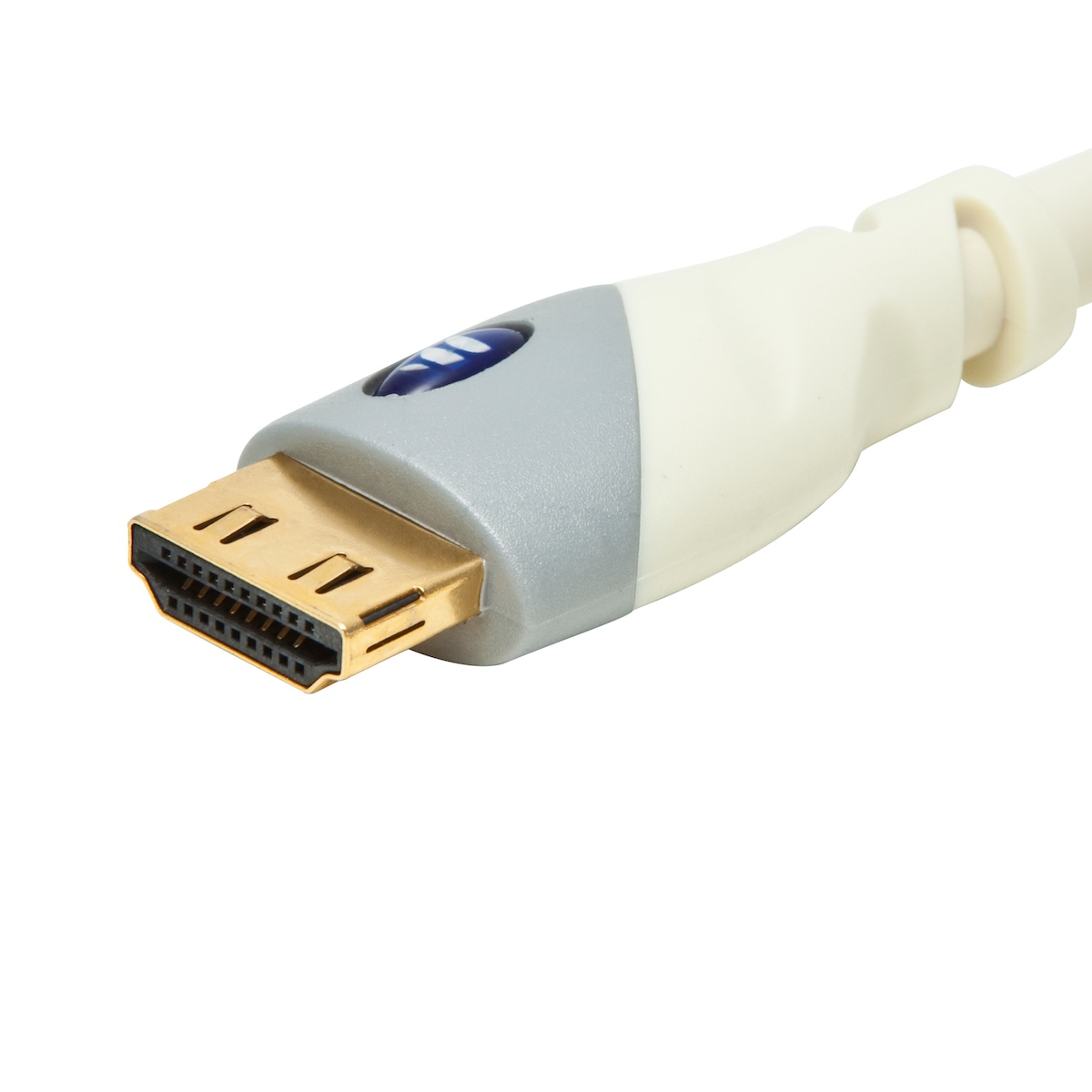 Primer plano del conector de un cable HDMI con un extremo dorado.
