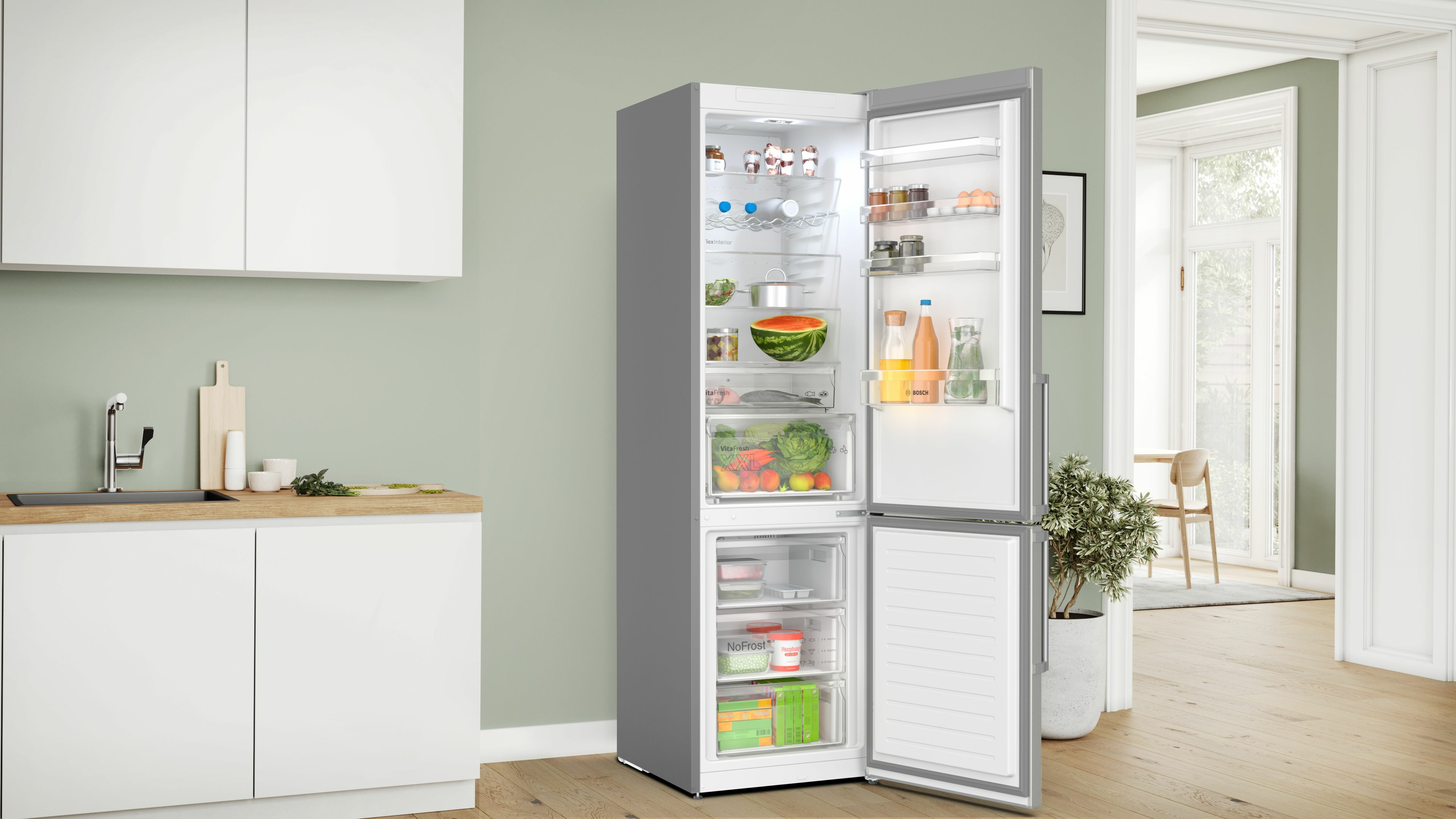 Un refrigerador plateado con la puerta abierta, revelando el interior con alimentos.