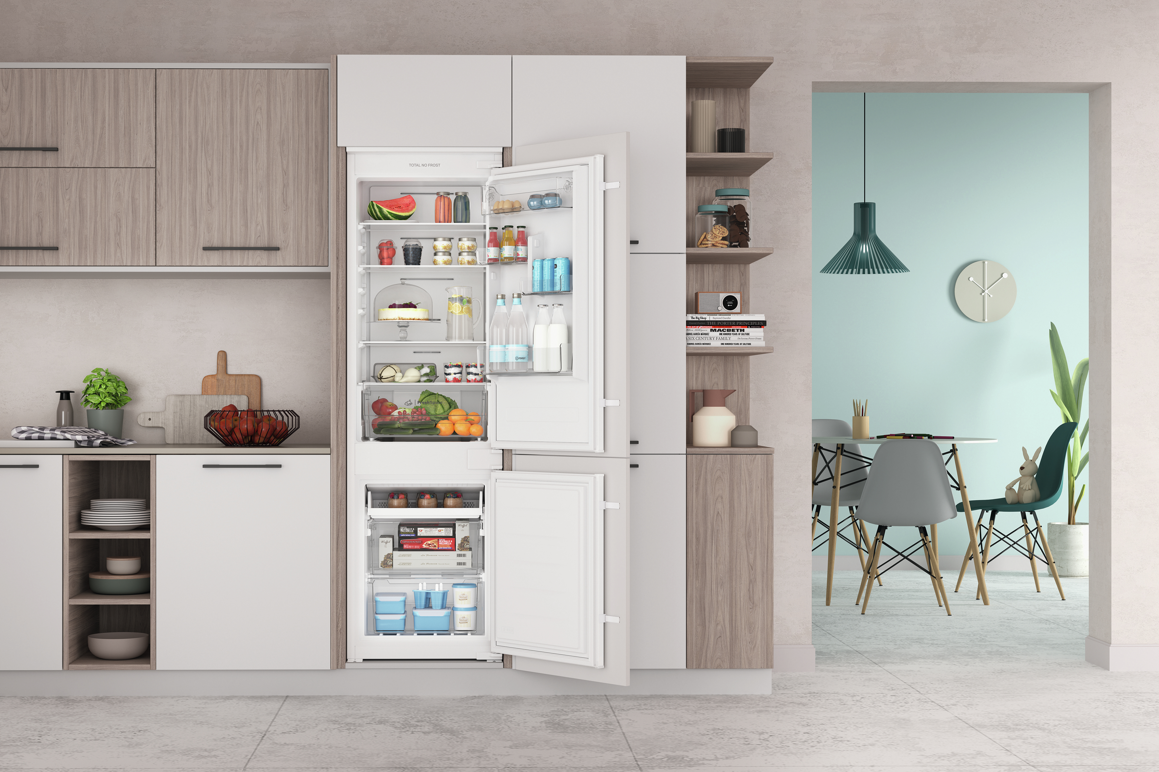 Nowoczesna kuchnia, otwarta lodówka z jedzeniem, drewniane szafki, jadalnia w tle.