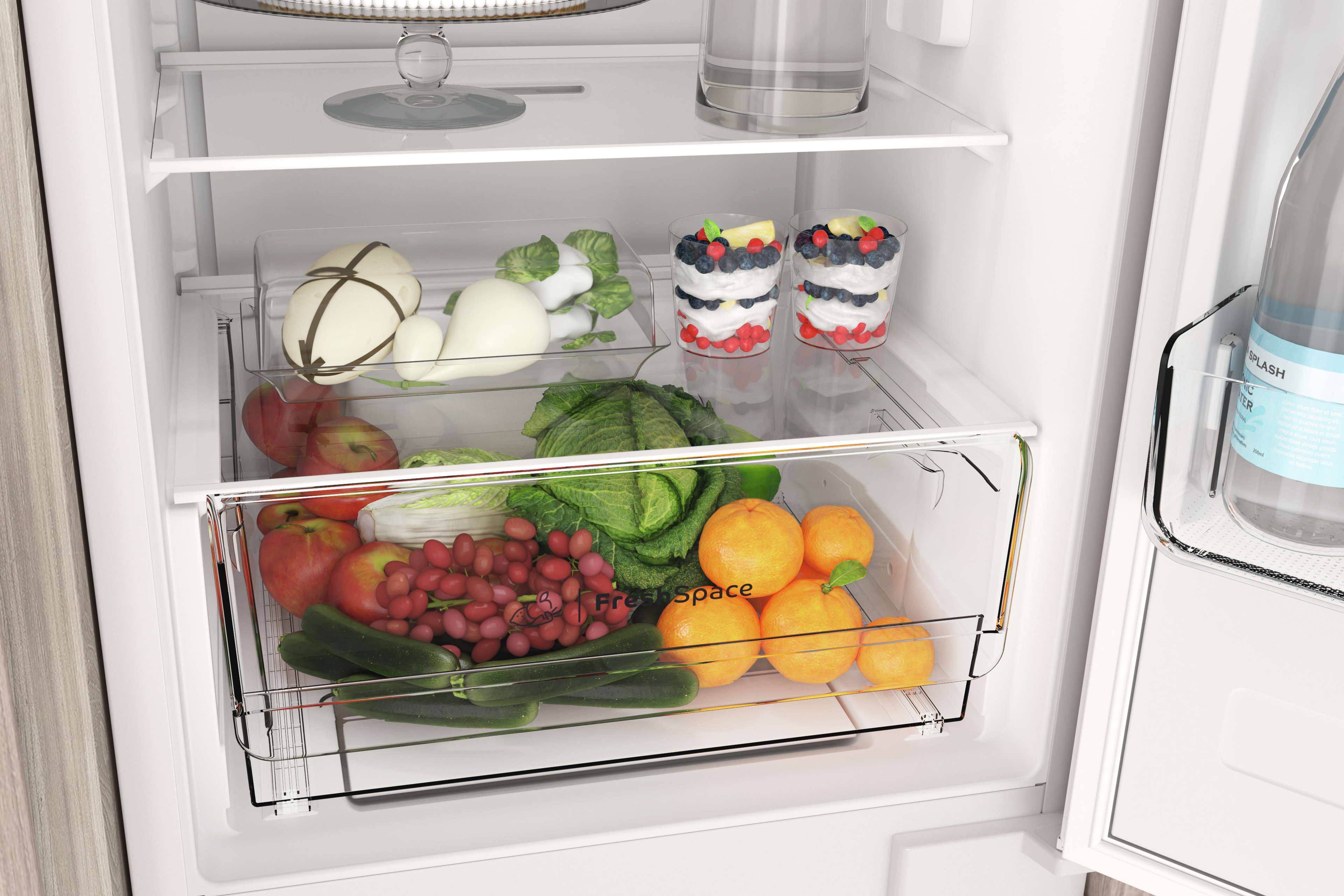 Wnętrze lodówki ze świeżymi produktami. Owoce, warzywa i produkty mleczne w przezroczystych pojemnikach.