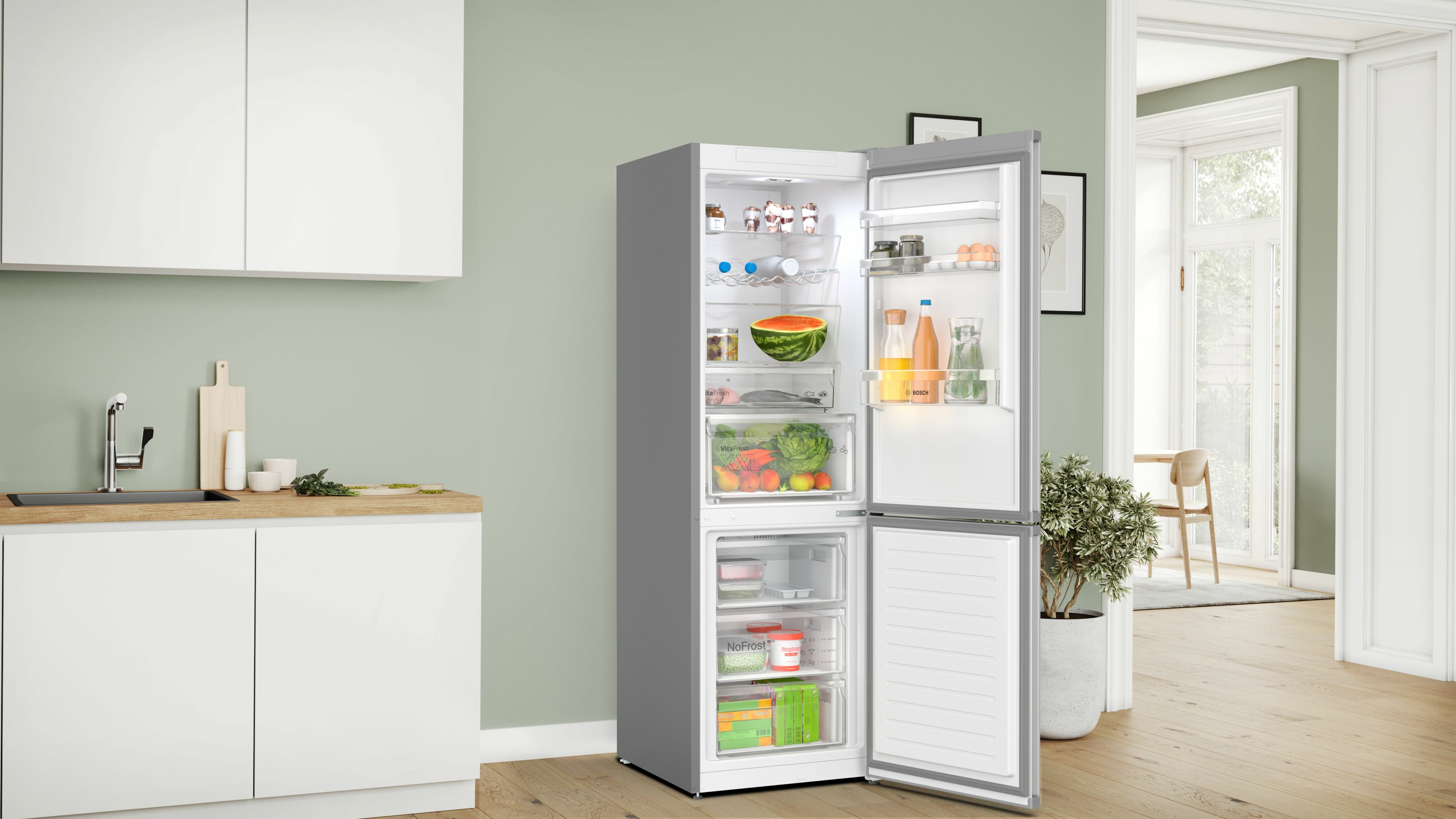 Frigorifero con ante aperte, interno visibile. Frigo con cibo all'interno, vicino a una cucina.