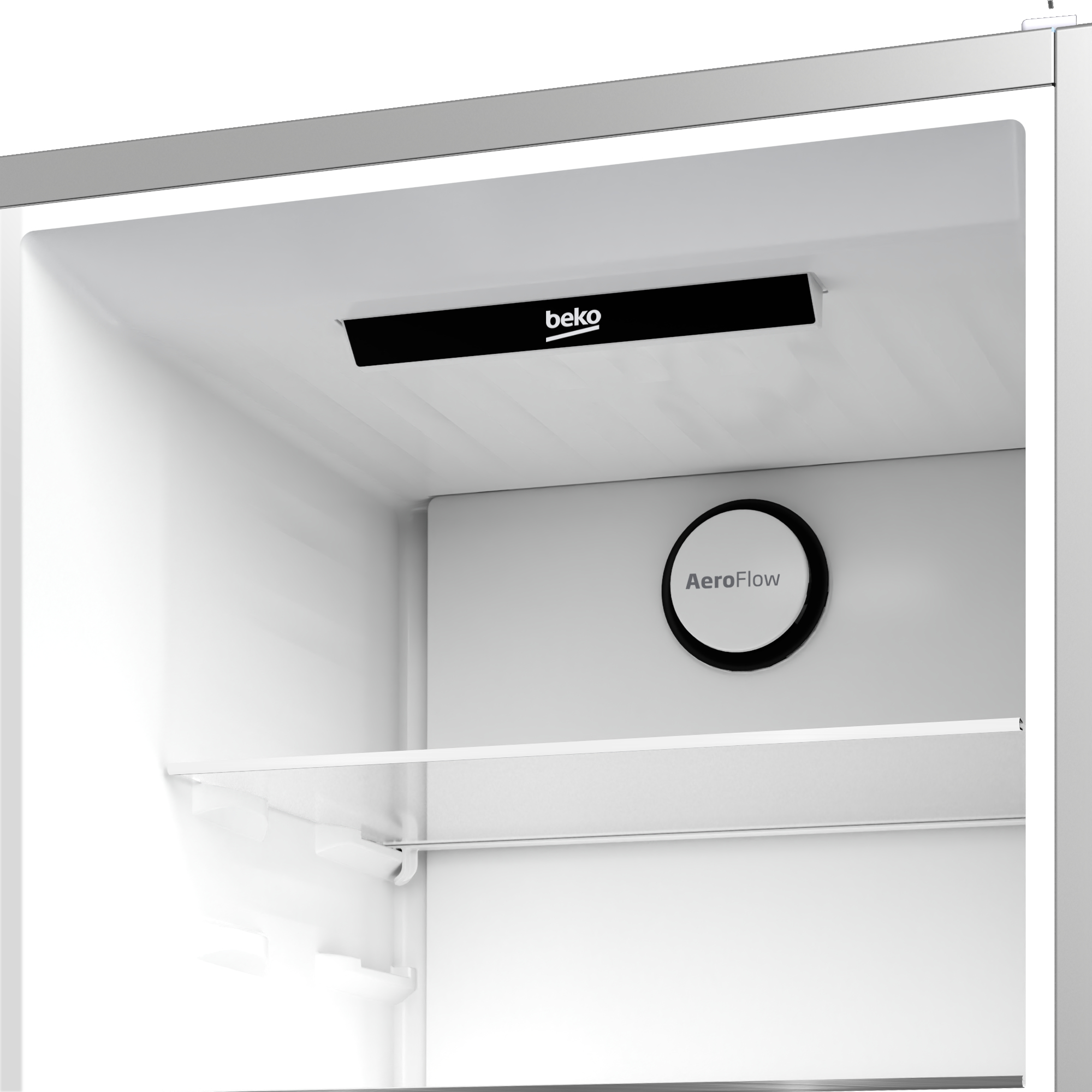 Im Inneren eines weißen Kühlschranks. Beko-Logo oben, AeroFlow an der Seite, ein Regal in der Mitte.