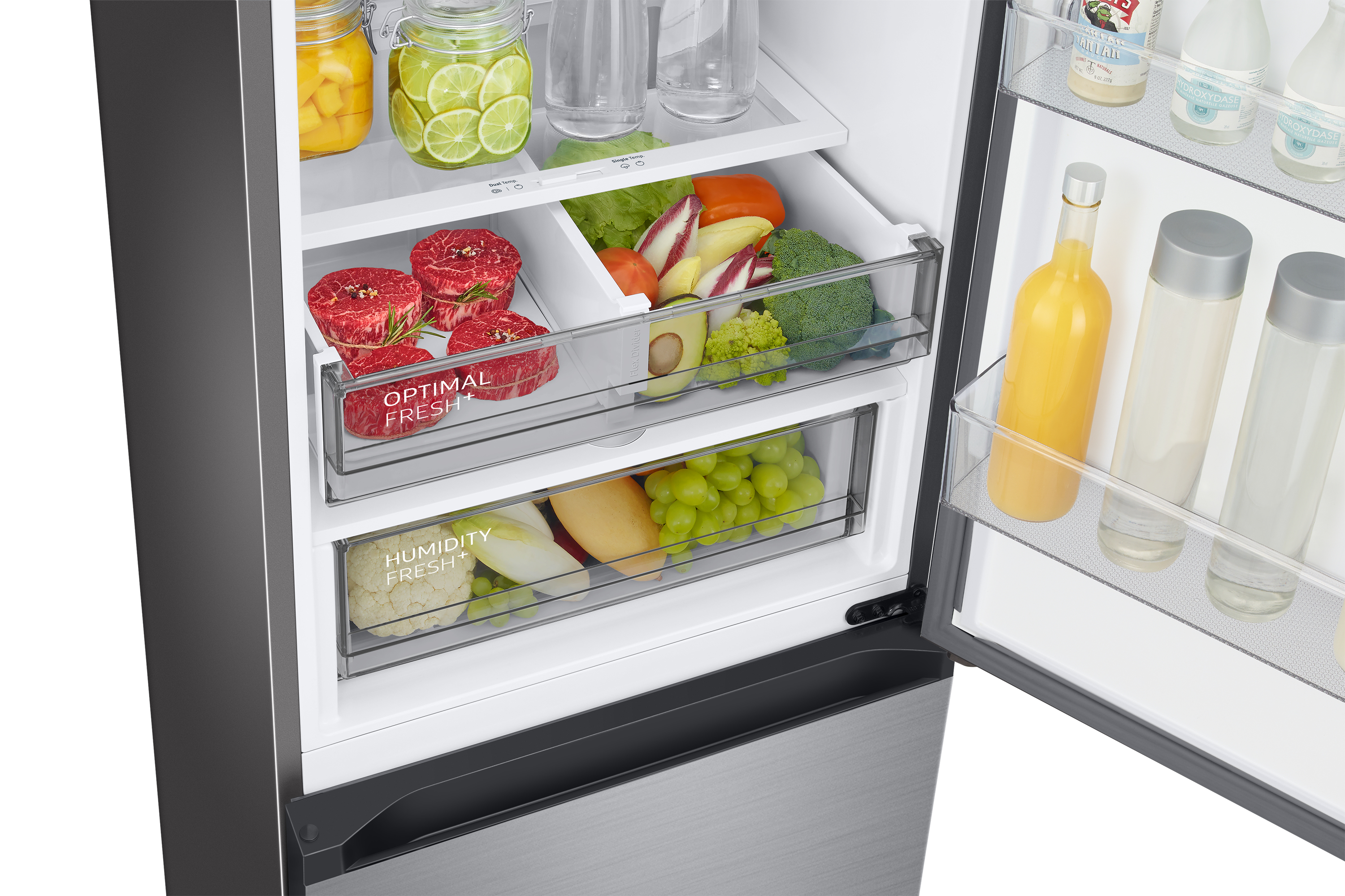 Refrigerador abierto con productos frescos en cajones. Incluye carne, verduras y frutas.