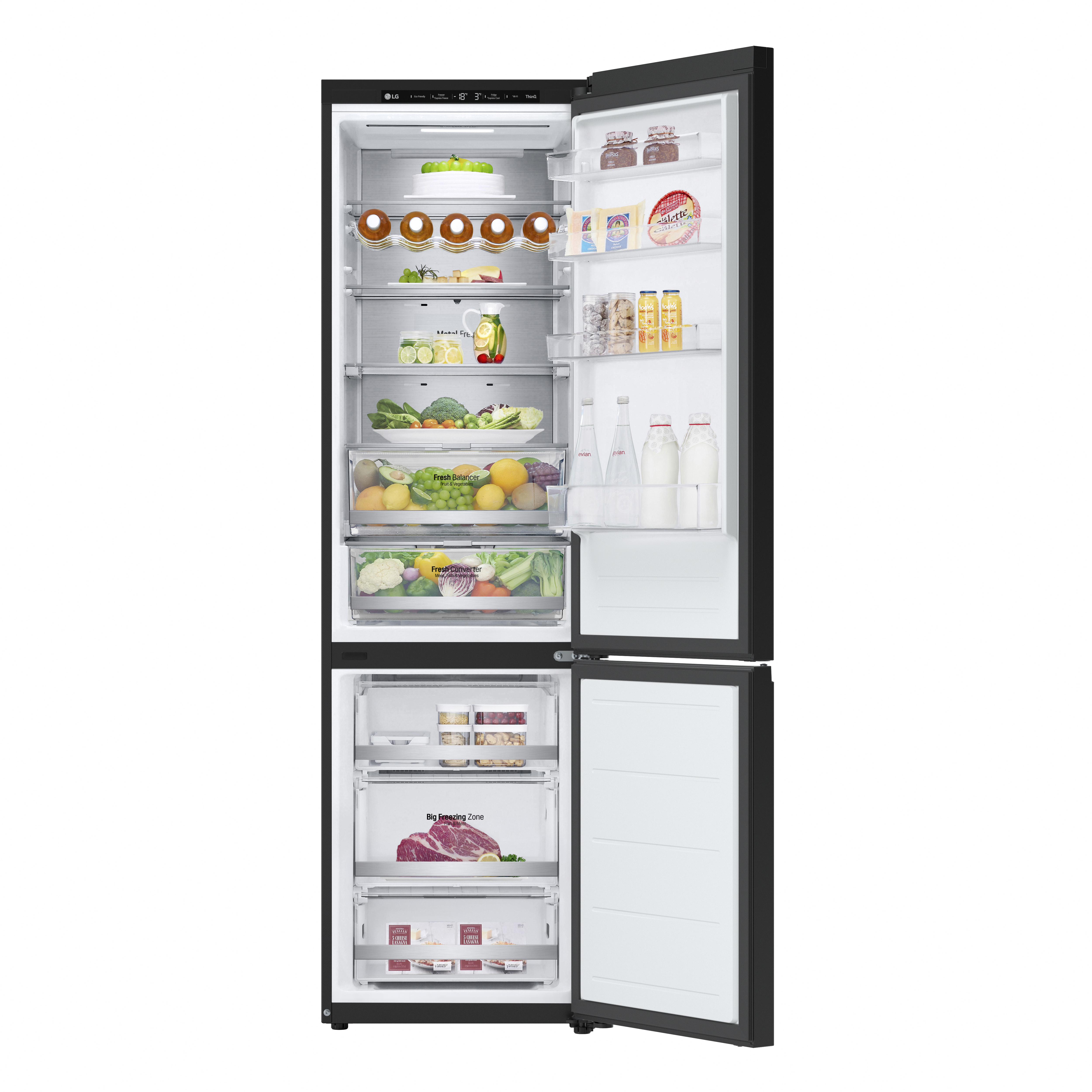 Refrigerador negro con puertas abiertas, mostrando alimentos, interior blanco y fondo blanco.