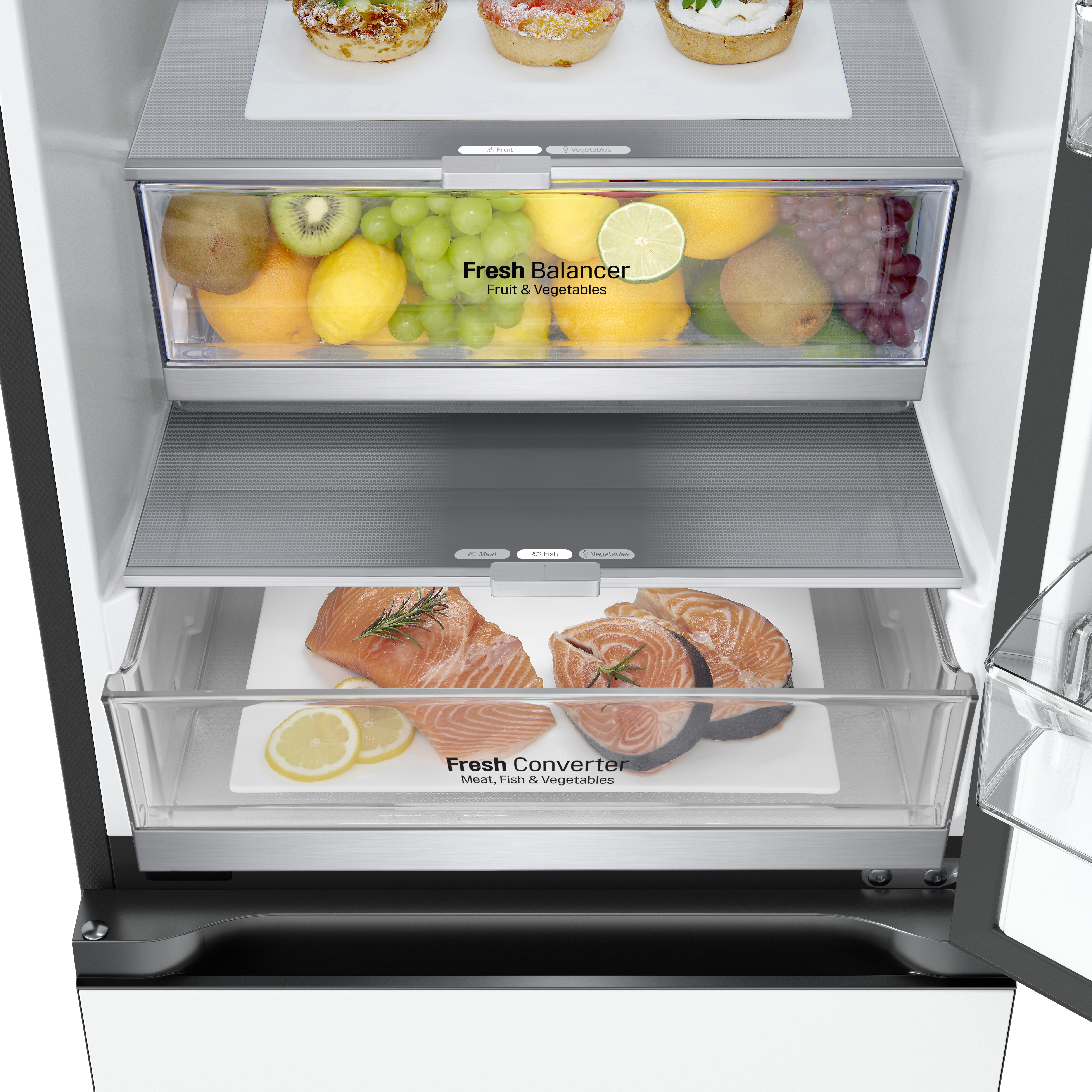 Interior de la nevera: frutas, verduras y pescado. Incluye estantes con varios alimentos, todo en un espacio claro y bien iluminado.