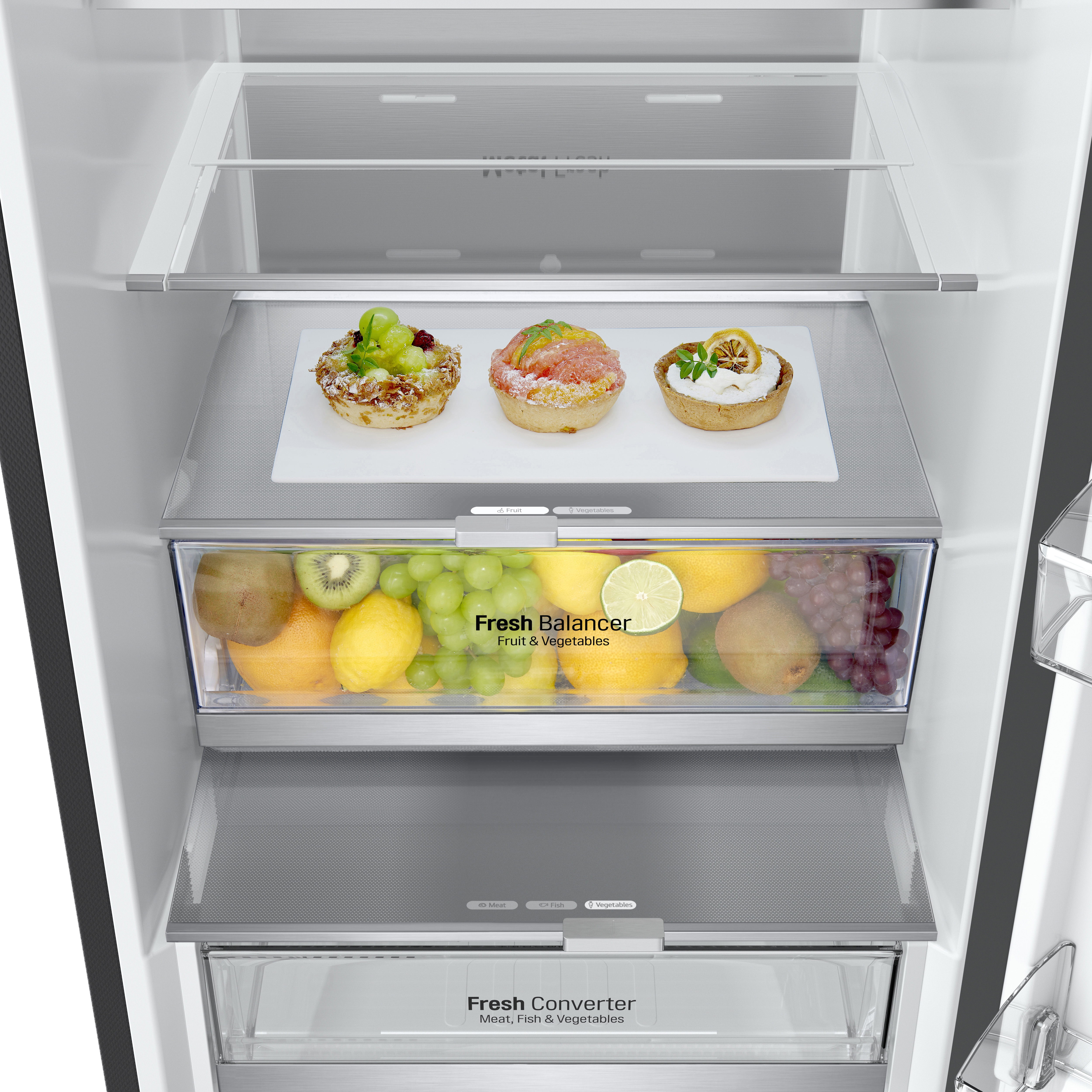 Dentro de un refrigerador con tres estantes con comida preparada y un cajón de frutas/verduras.