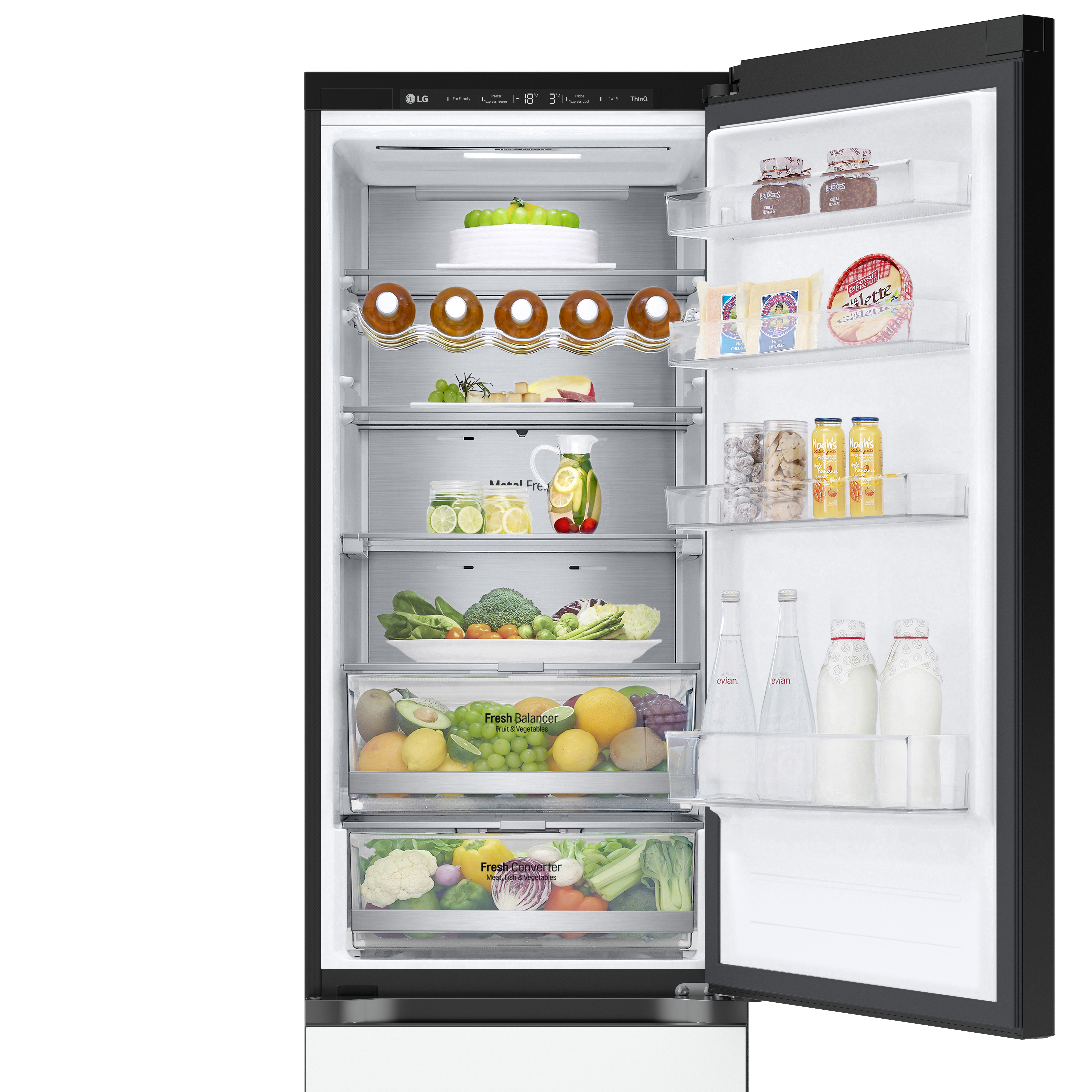 Refrigerador negro con puerta abierta, lleno de alimentos. Varias frutas y bebidas.