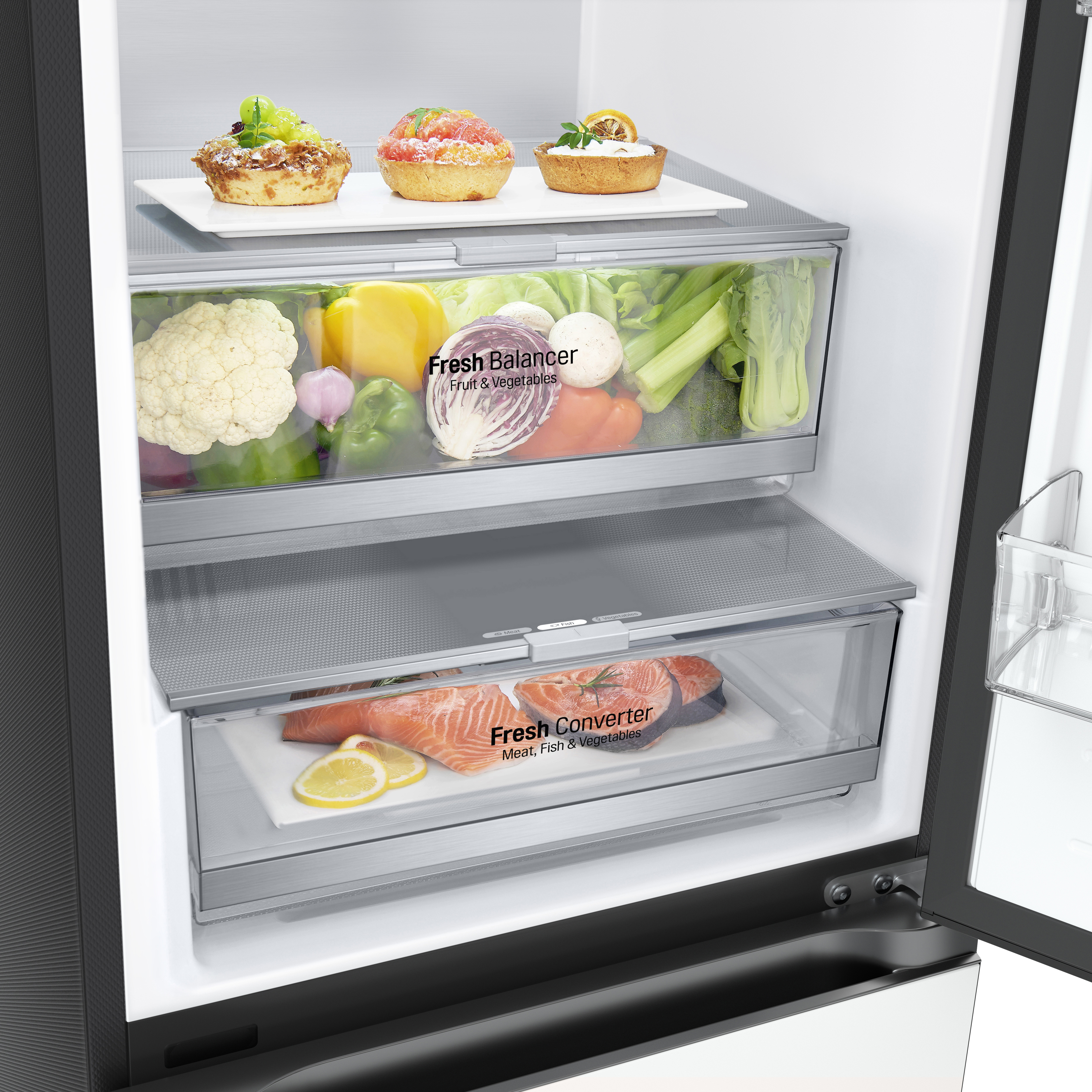 Interior de un refrigerador con estantes llenos de comida. Frutas, verduras y comidas preparadas visibles.