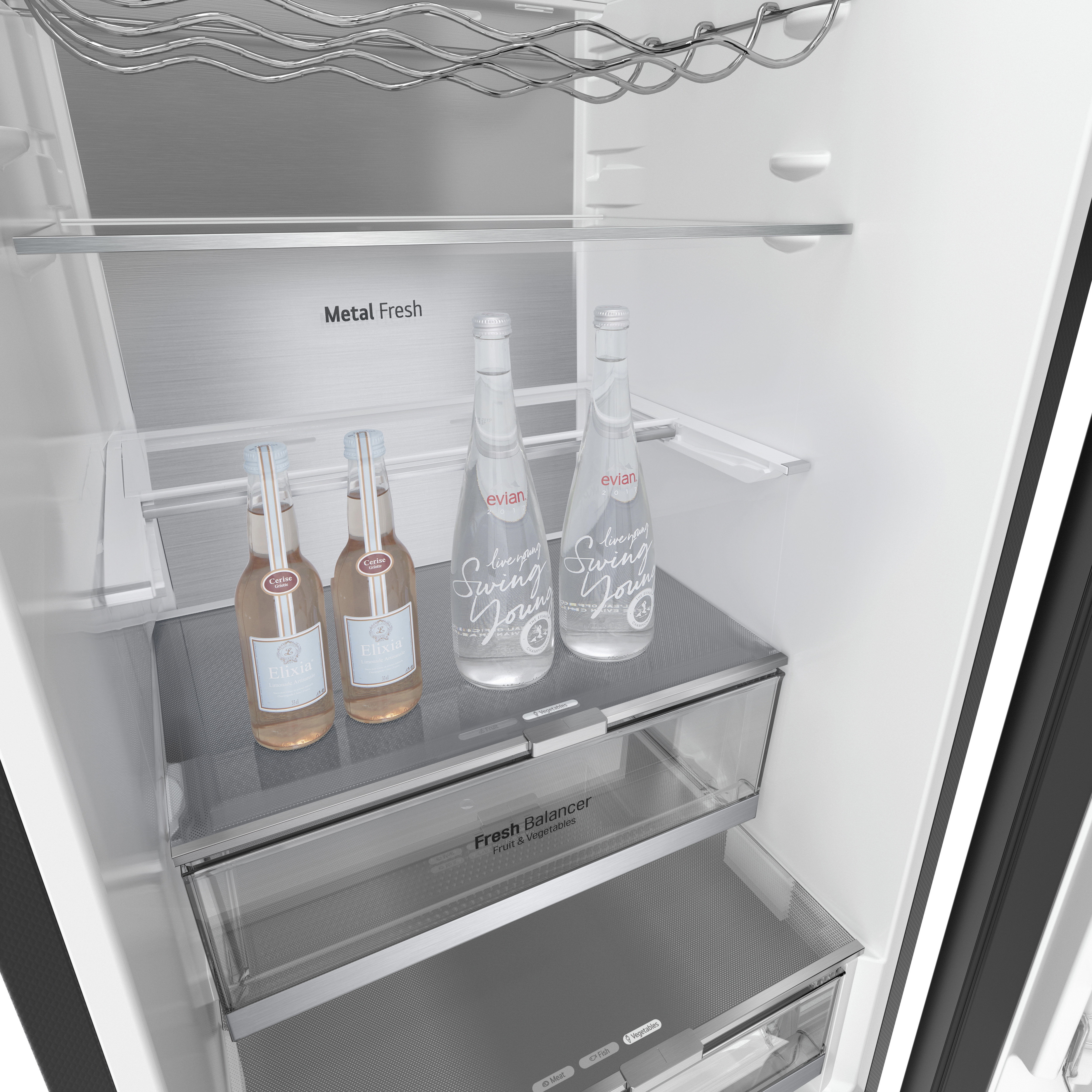 Interior de un refrigerador con estantes que sostienen botellas de Evian y Elixir. El interior es limpio y blanco.