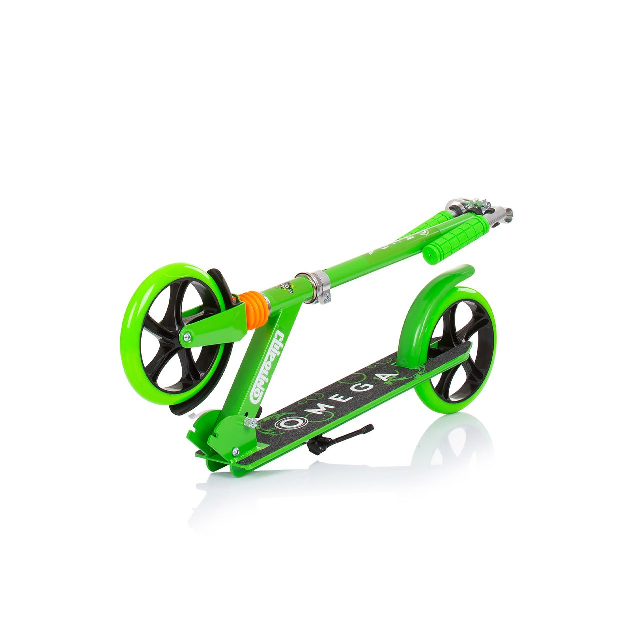 Ein grüner Roller mit schwarzen Rädern, Griff und Rahmen. Er ist auf einer weißen Oberfläche abgewinkelt.