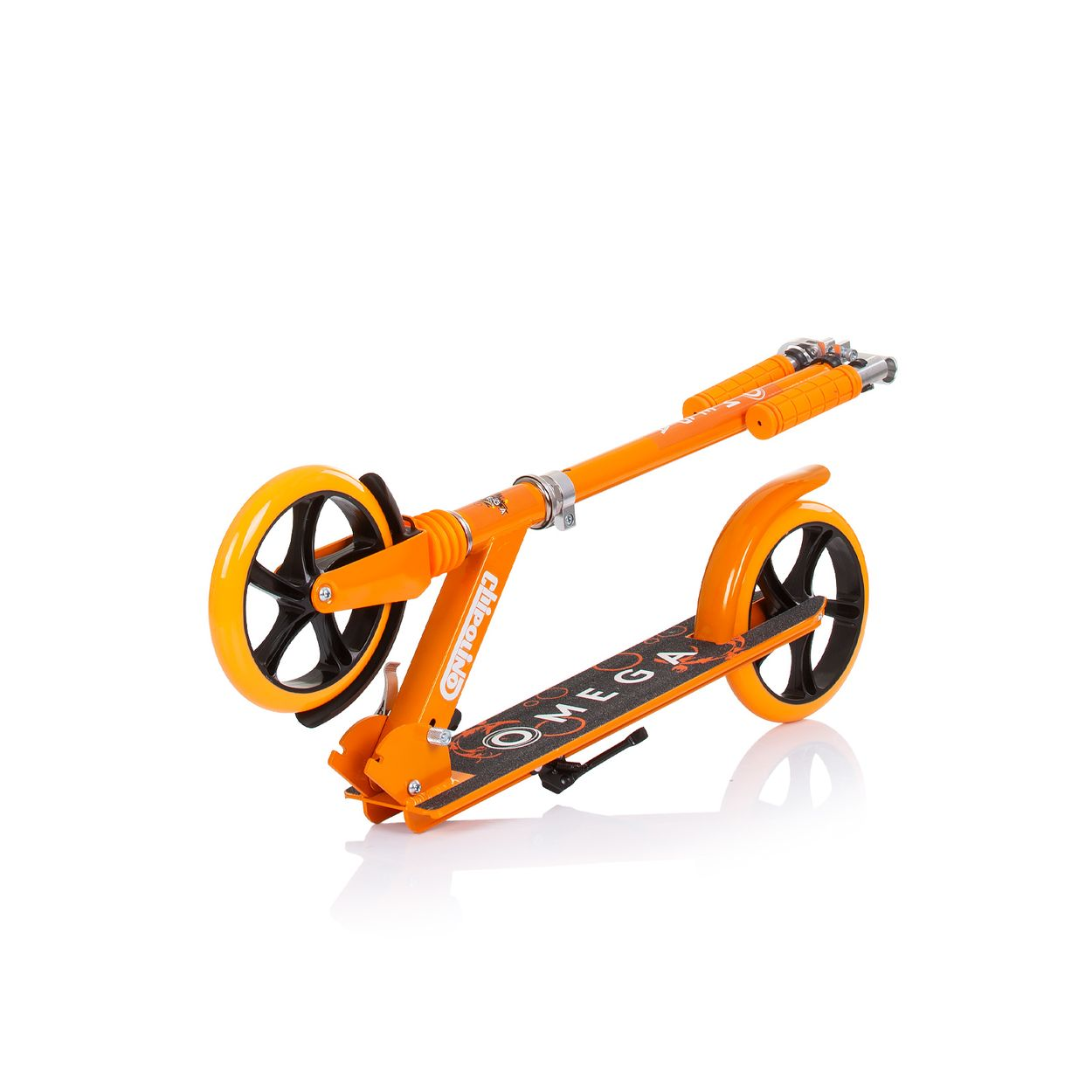 Patinete naranja con ruedas negras, plegado e inclinado sobre un fondo blanco.