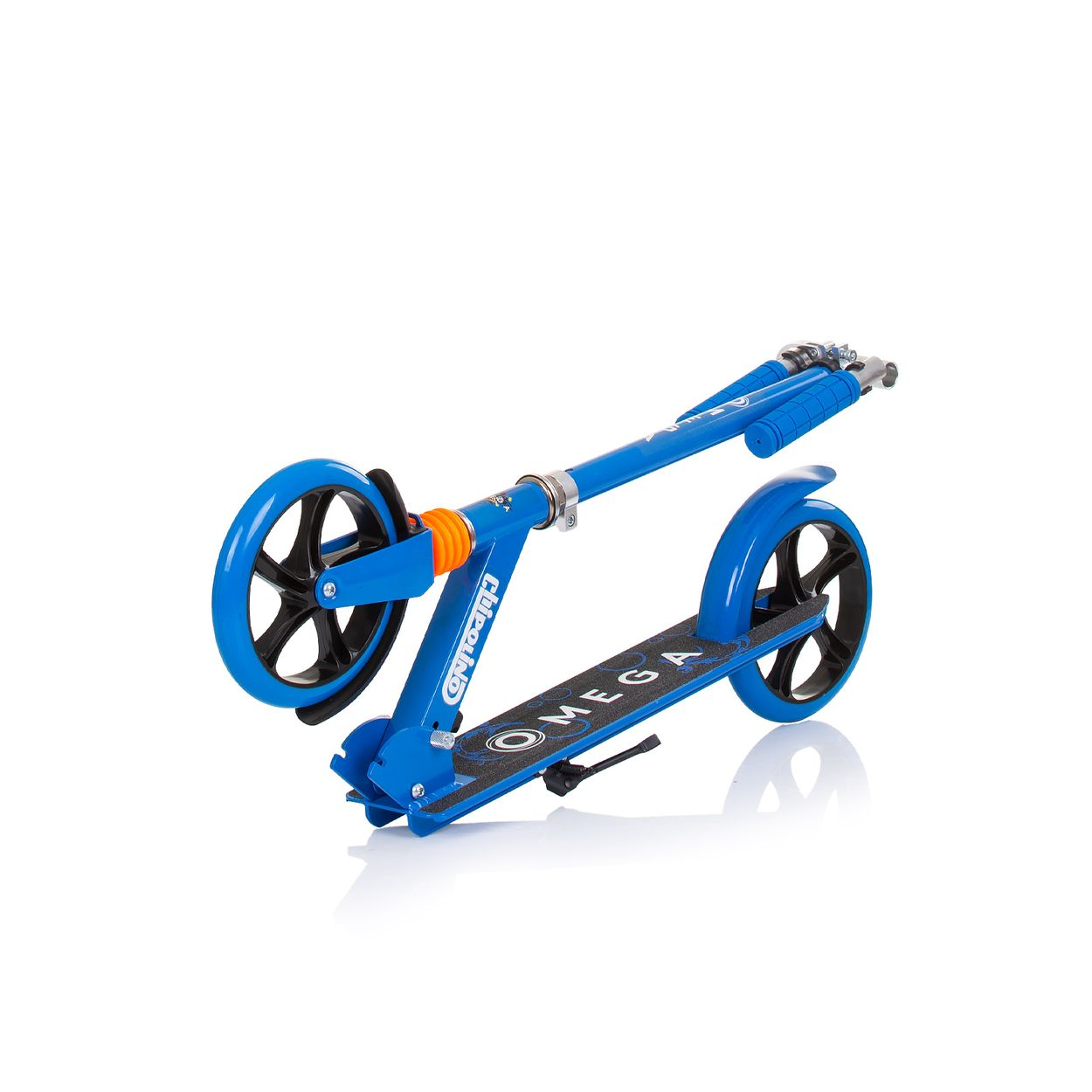 Blauer Roller auf weißem Hintergrund. Er hat schwarze Räder und orangefarbene Akzente.