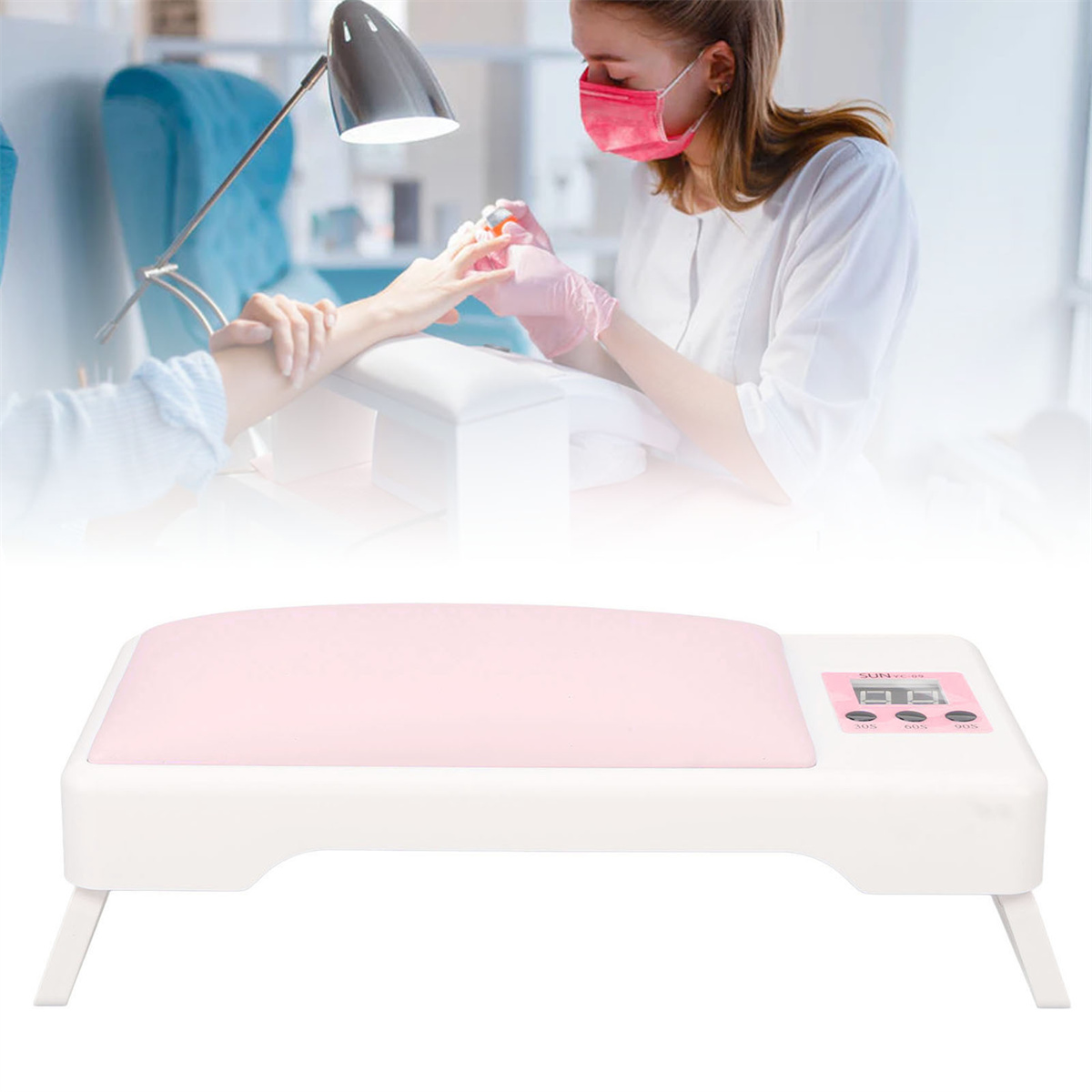Eine Frau mit Maske und Handschuhen macht eine Maniküre in einem Salon.