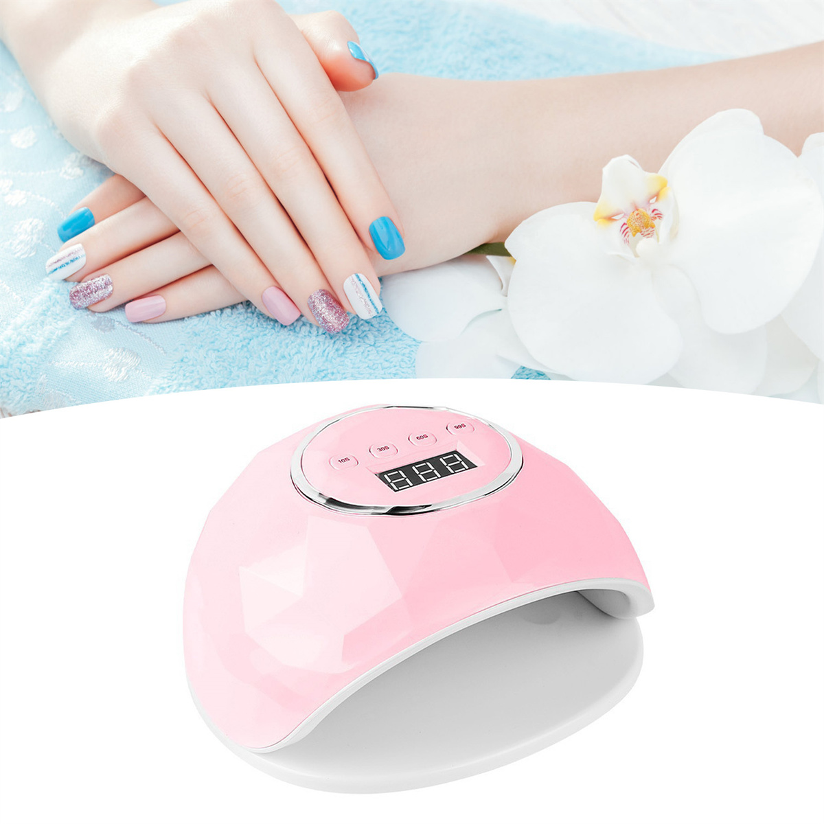 Ein rosa Nageltrockner mit Digitalanzeige unter einem Paar manikürter Hände mit farbigen Nägeln und einer Blume.